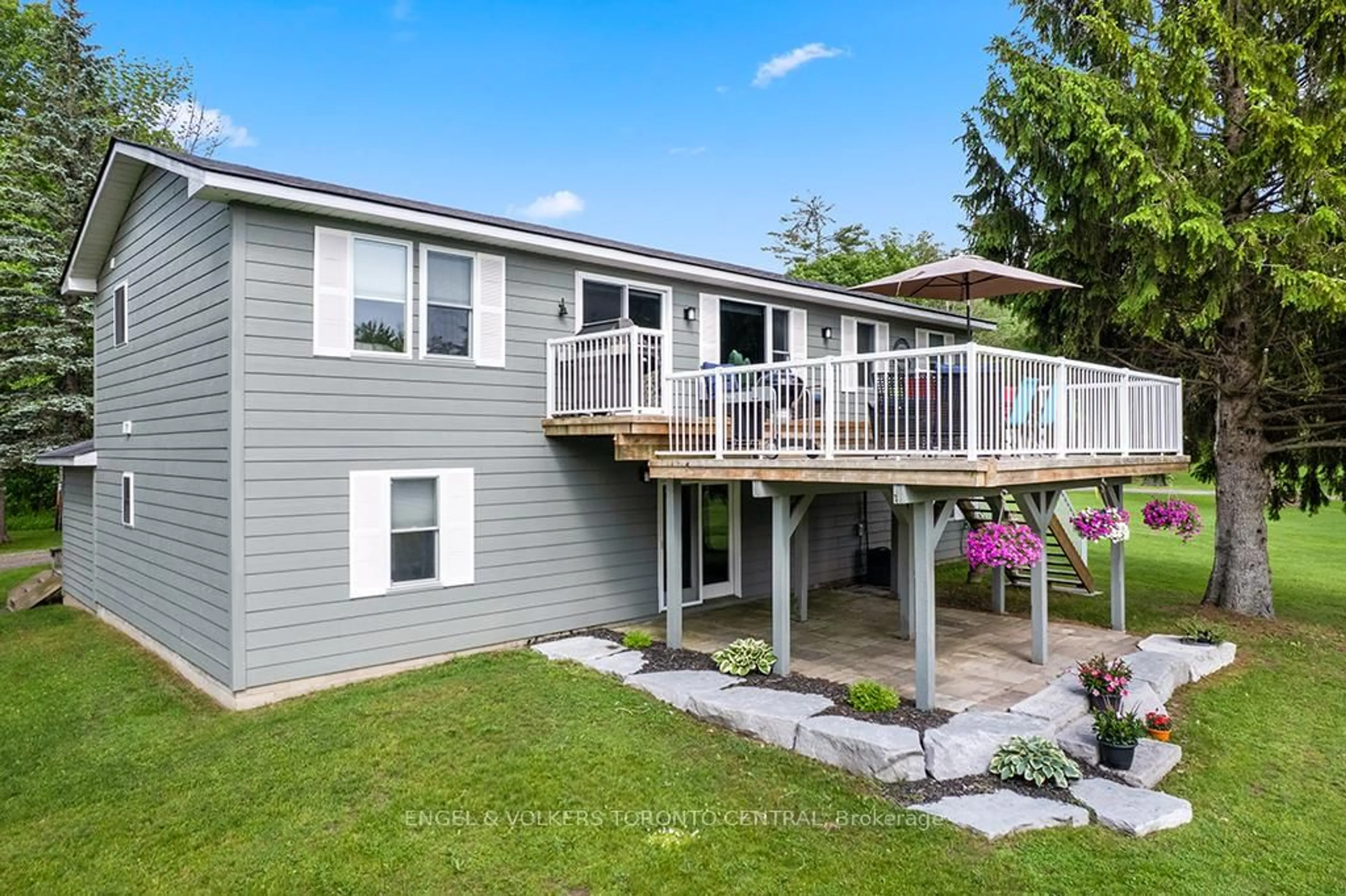 Home with vinyl exterior material, unknown for 1629 Canning Rd, Gravenhurst Ontario P0E 1N0