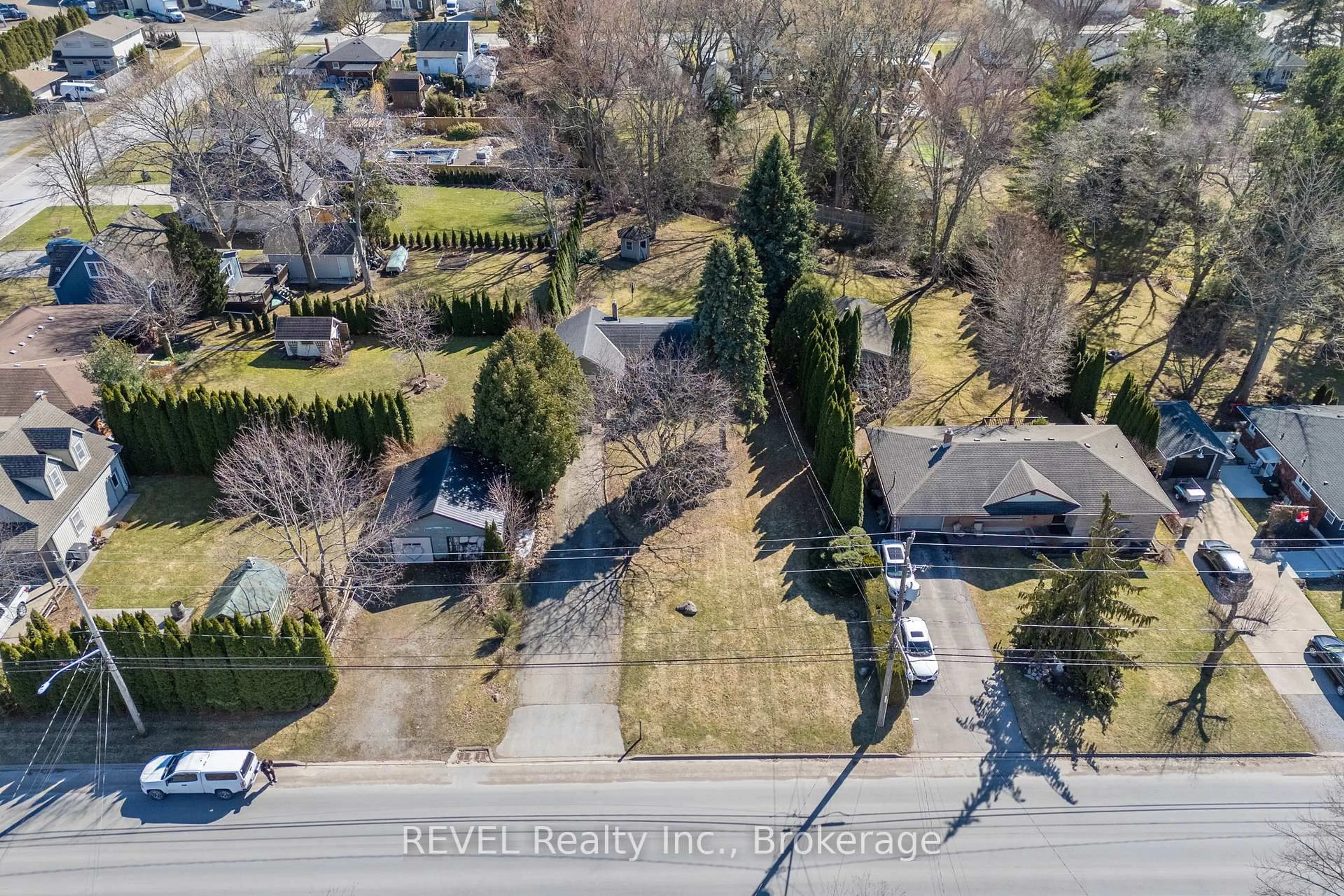 A pic from outside/outdoor area/front of a property/back of a property/a pic from drone, street for 639 Penner St, Niagara-on-the-Lake Ontario L0S 1T0