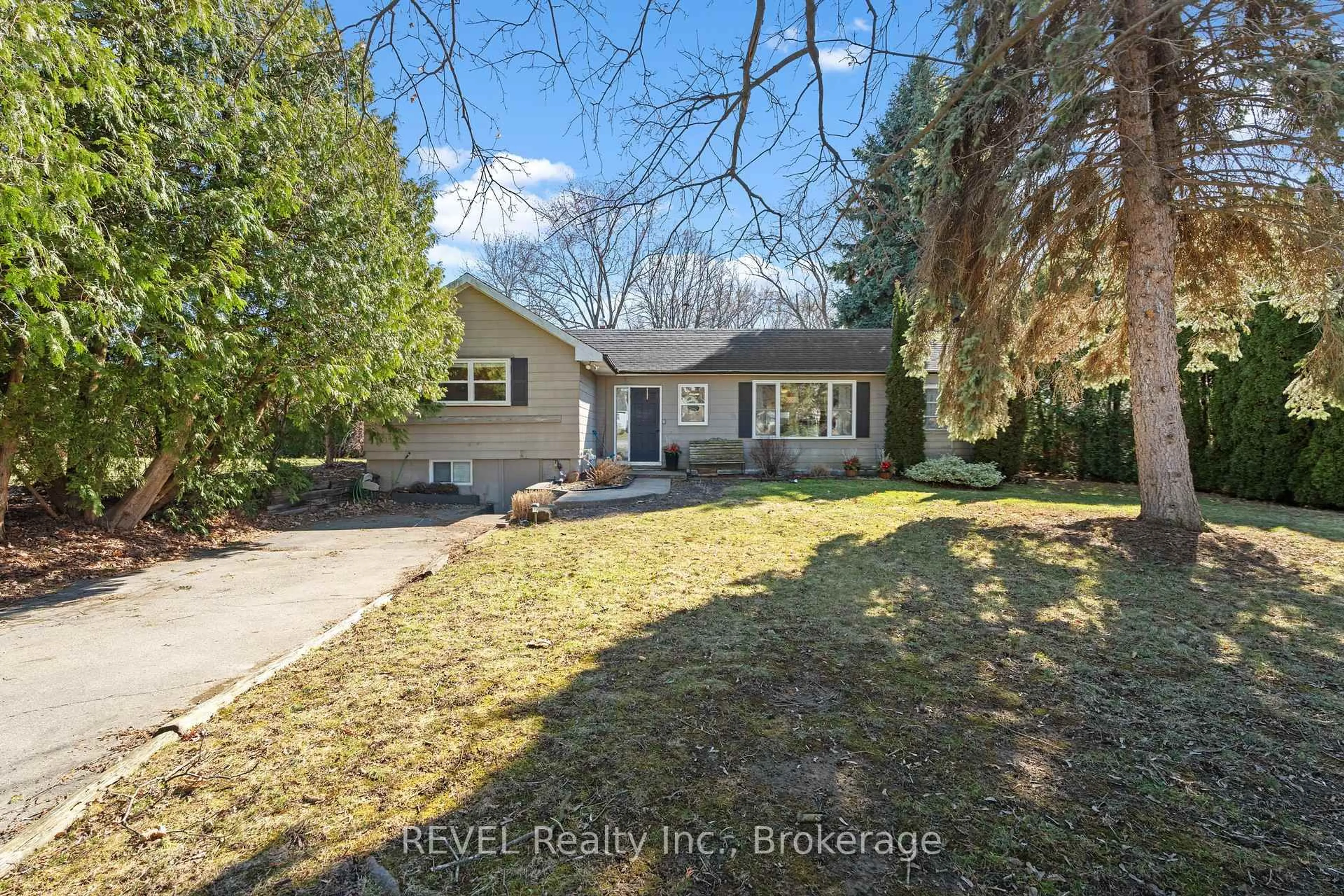 A pic from outside/outdoor area/front of a property/back of a property/a pic from drone, street for 639 Penner St, Niagara-on-the-Lake Ontario L0S 1T0