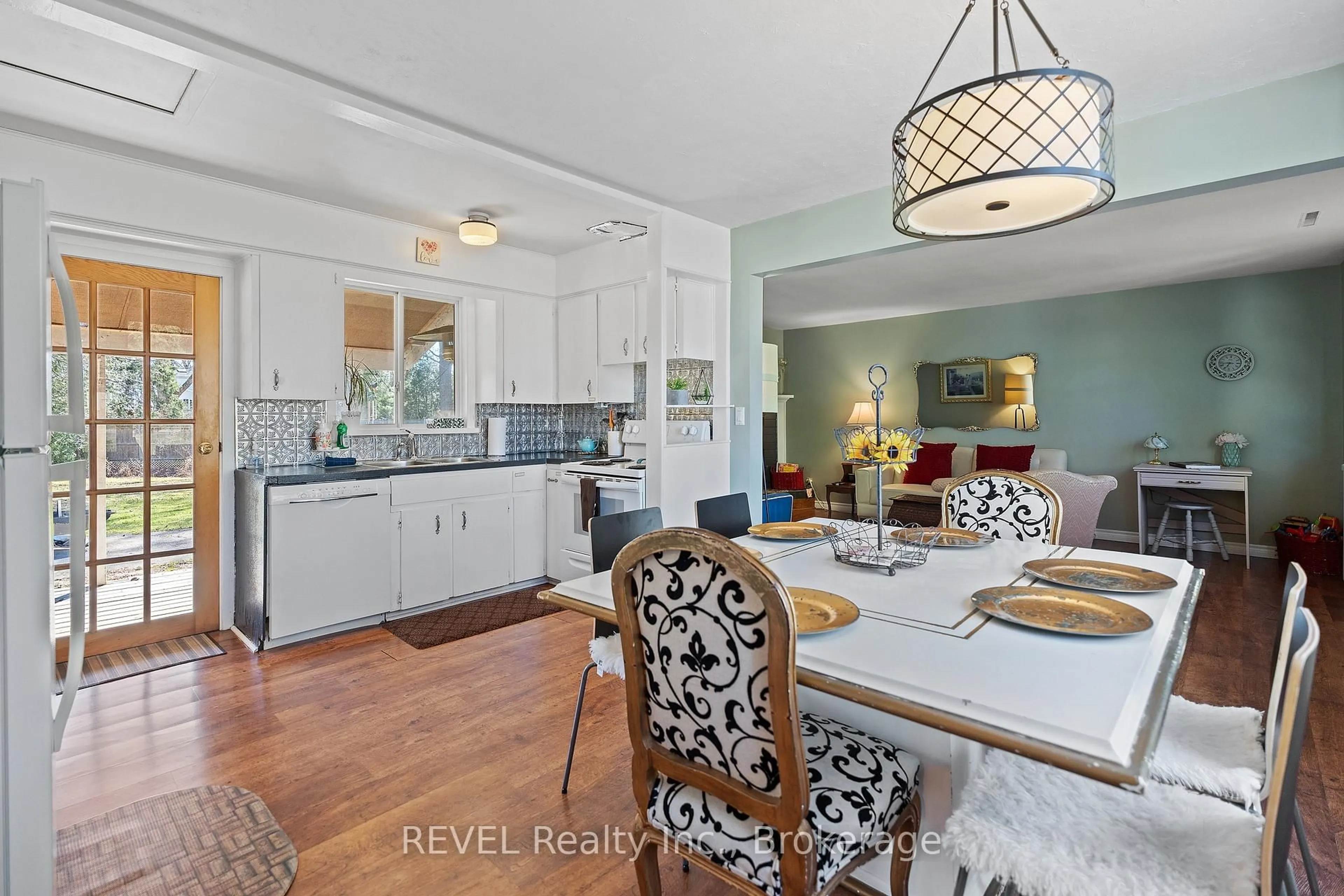 Open concept kitchen, ceramic/tile floor for 639 Penner St, Niagara-on-the-Lake Ontario L0S 1T0