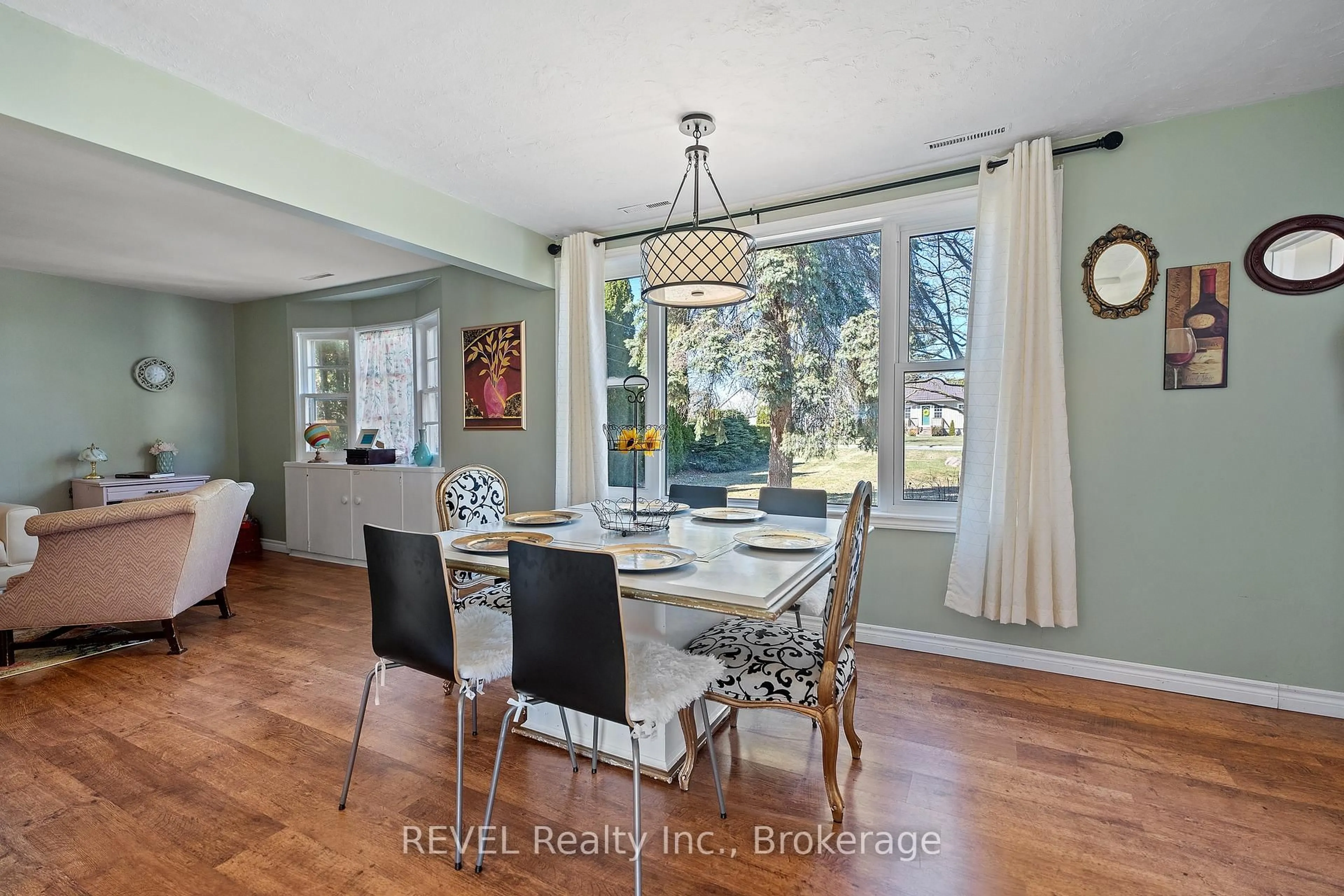 Dining room, unknown for 639 Penner St, Niagara-on-the-Lake Ontario L0S 1T0