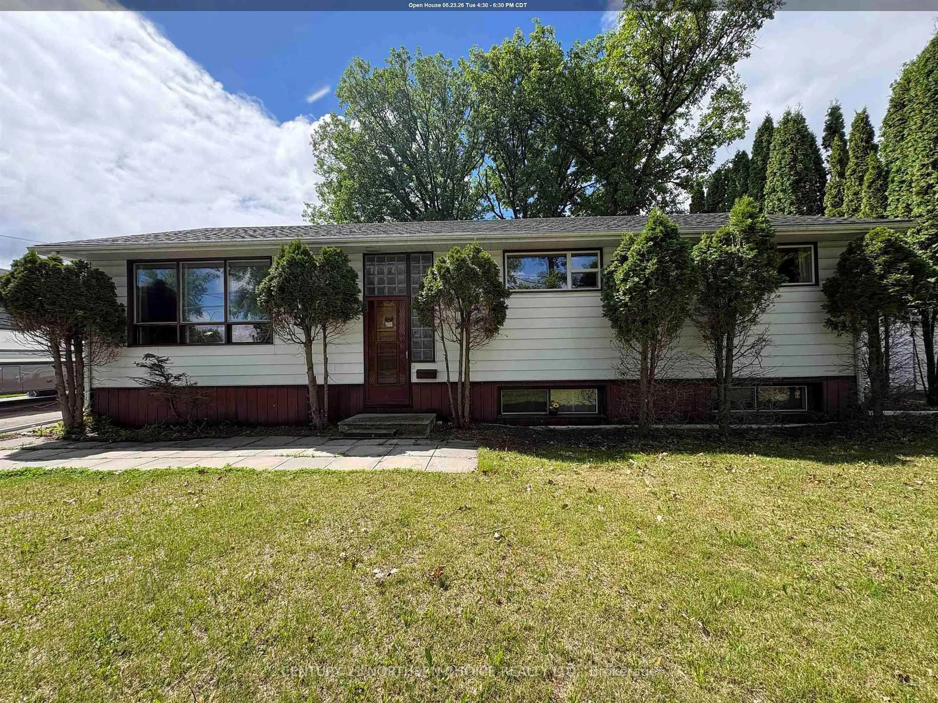 Home with vinyl exterior material, street for 445 Church St, Fort Frances Ontario P9A 1E3