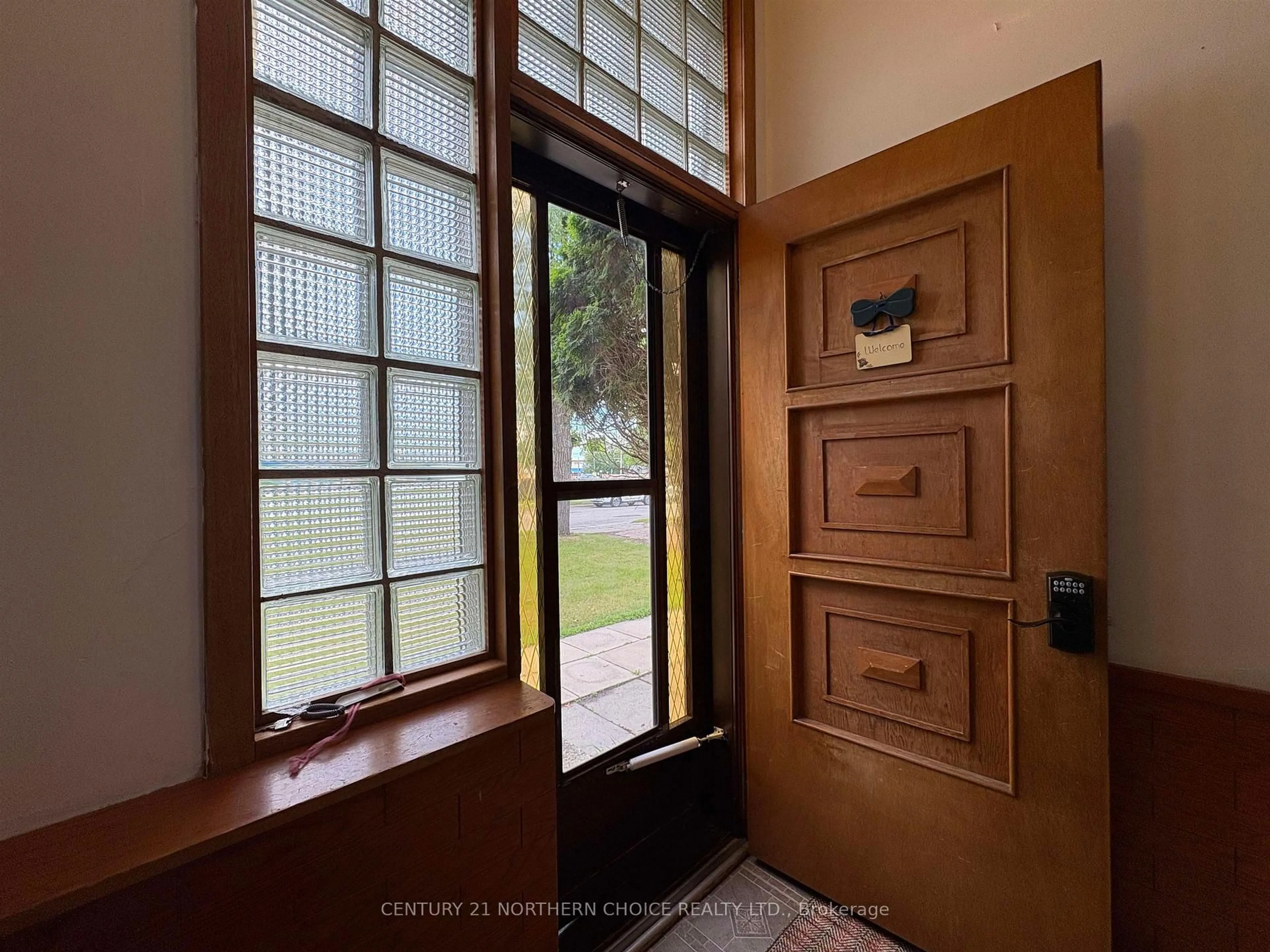 Indoor entryway for 445 Church St, Fort Frances Ontario P9A 1E3
