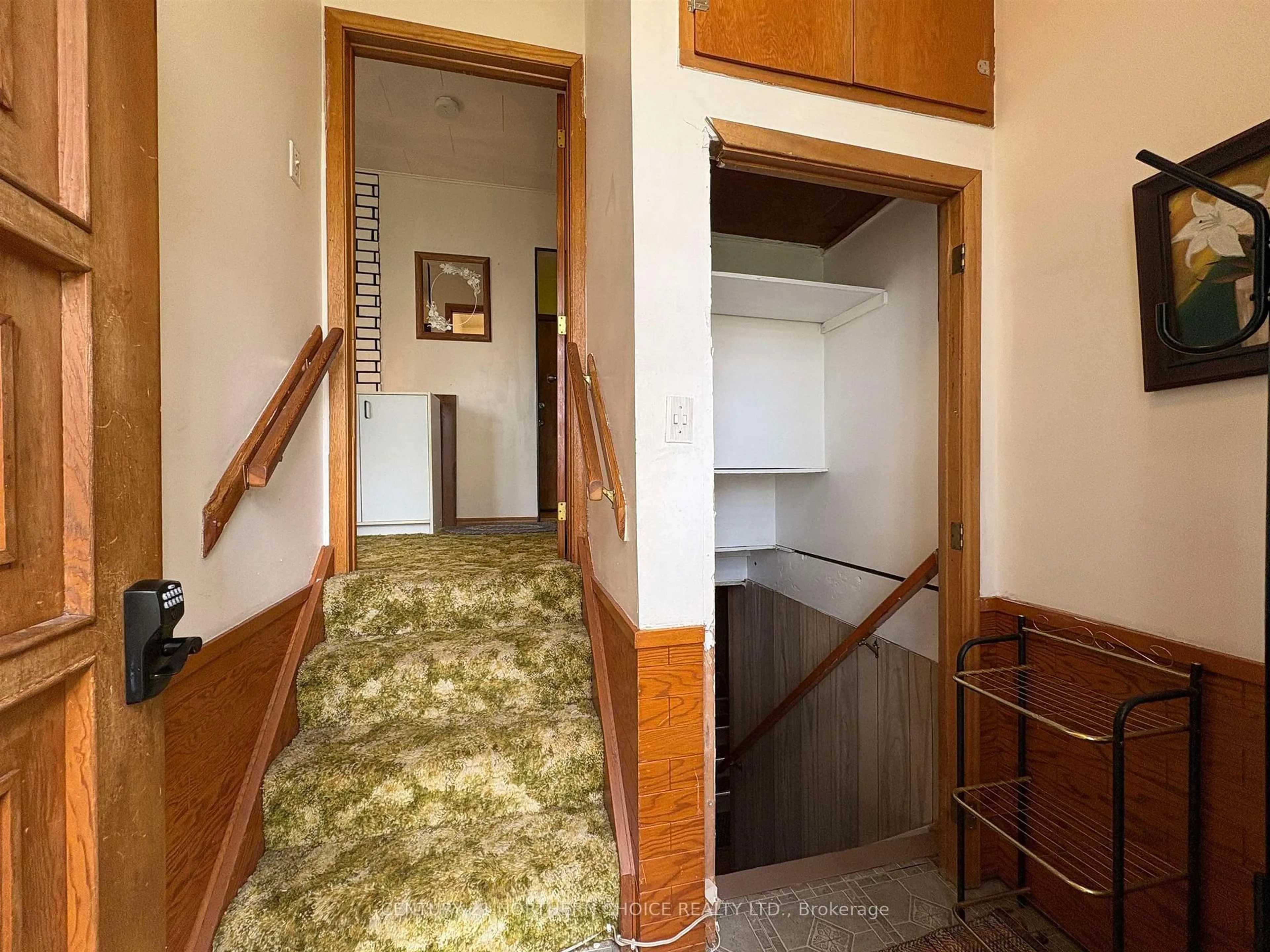 Indoor foyer for 445 Church St, Fort Frances Ontario P9A 1E3