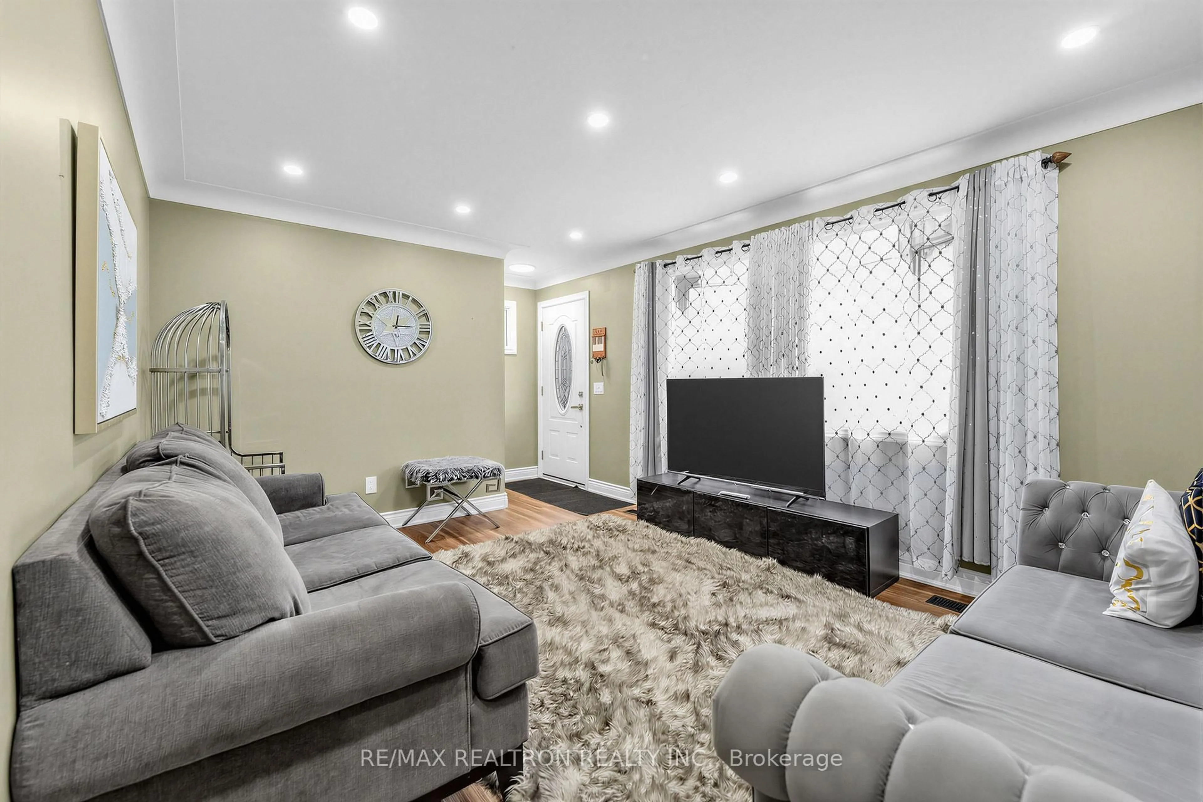 Living room with furniture, unknown for 42 Charles St, Brantford Ontario N3T 1B3