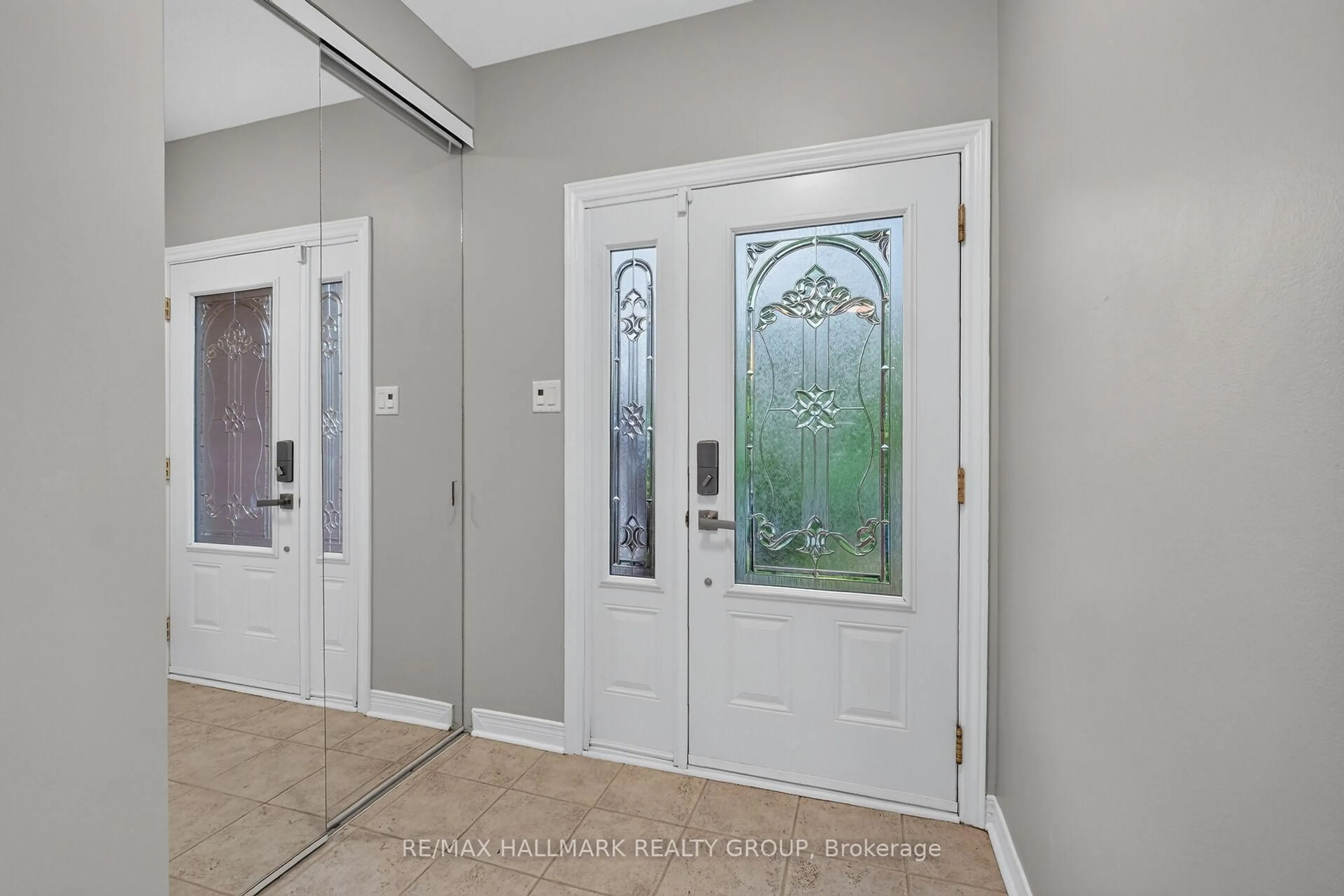 Indoor entryway for 162 Dunbarton Crt, Ottawa Ontario K1K 4L6