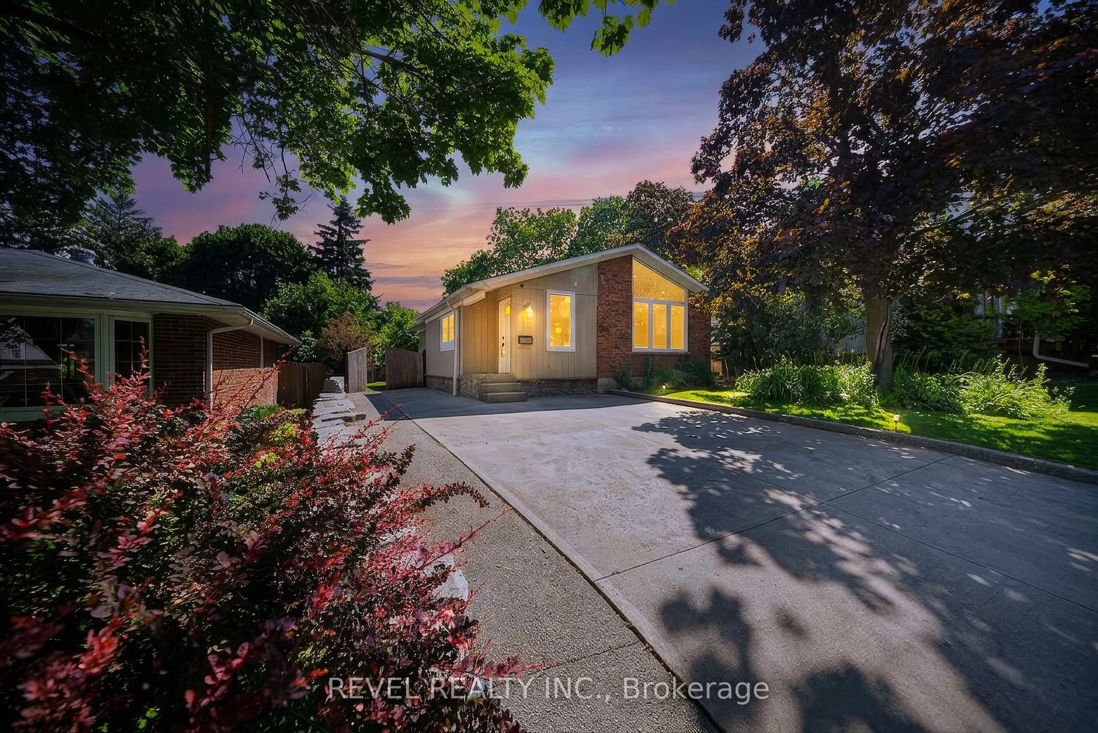 A pic from outside/outdoor area/front of a property/back of a property/a pic from drone, street for 17 Flynn Ave, Cambridge Ontario N3C 2T8