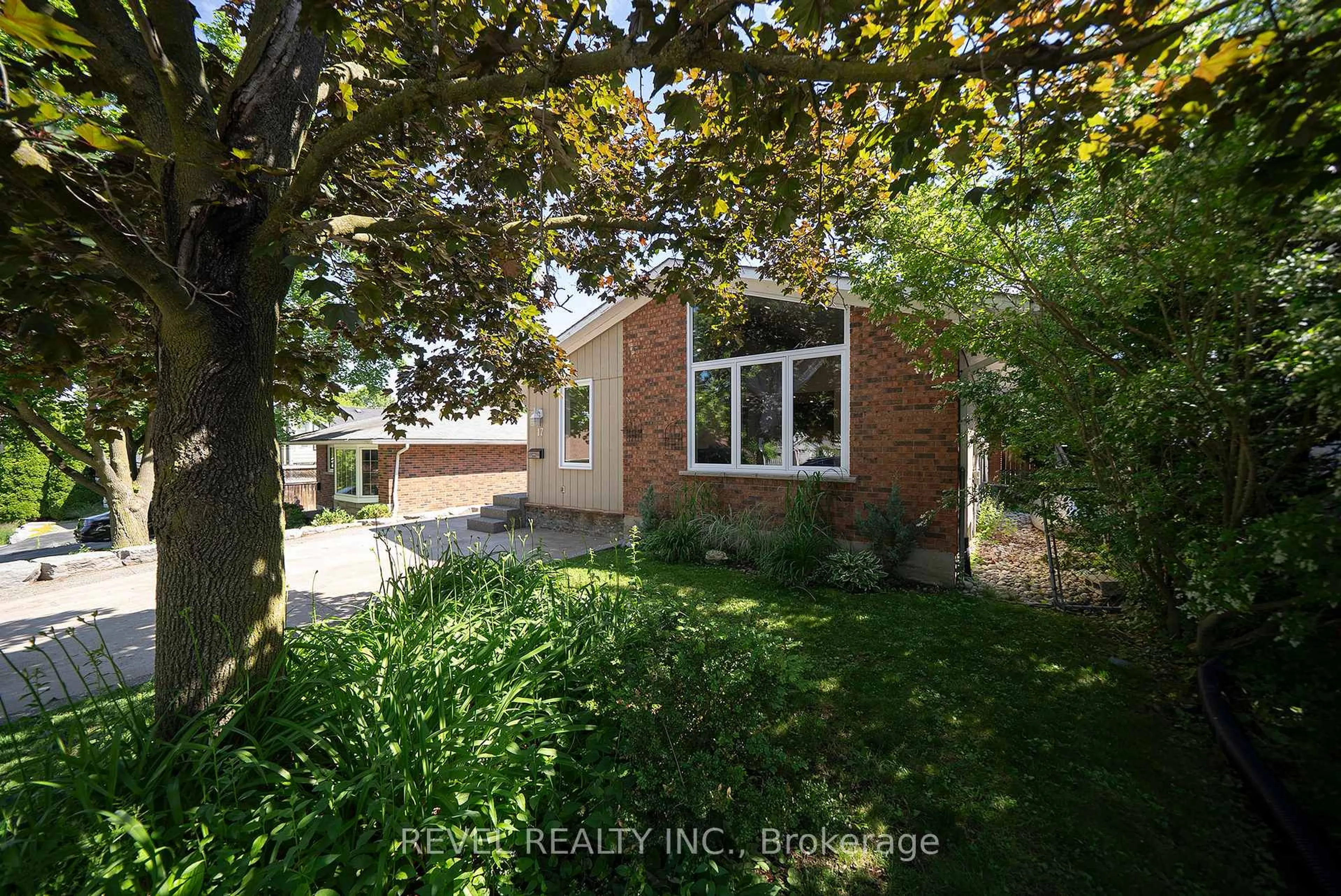 A pic from outside/outdoor area/front of a property/back of a property/a pic from drone, street for 17 Flynn Ave, Cambridge Ontario N3C 2T8