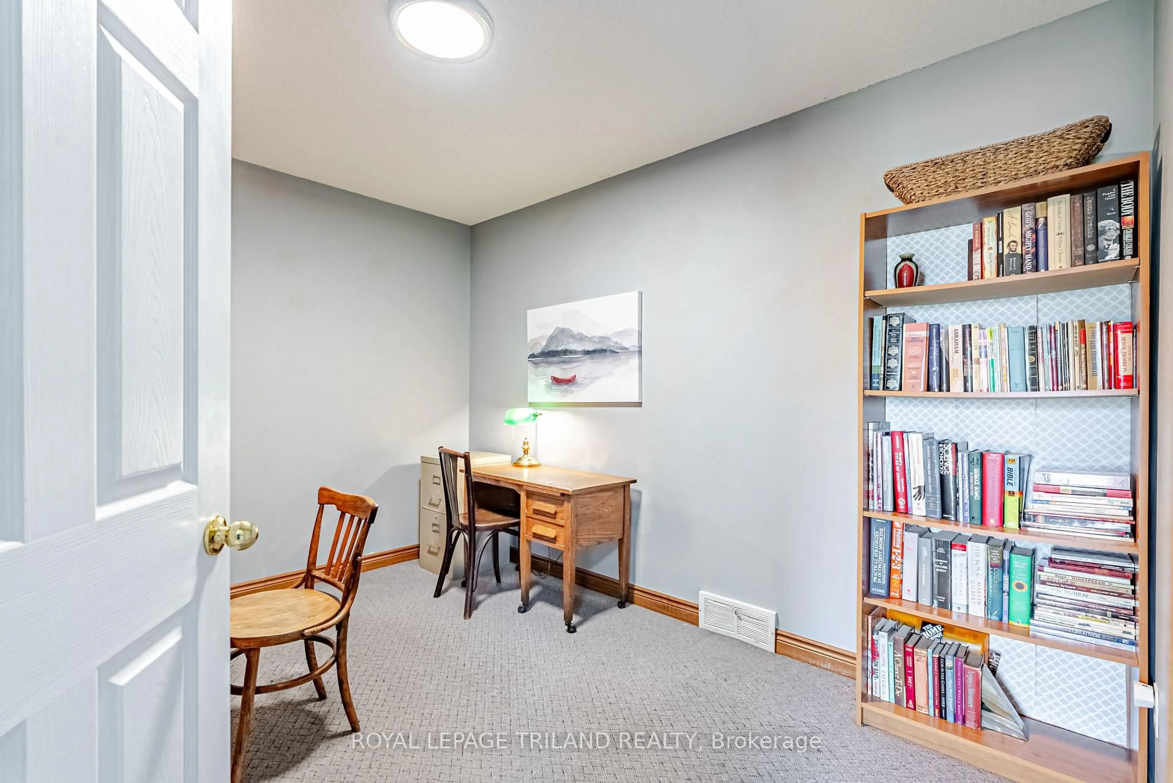 A pic of a room for 89 Parkview Dr, Thames Centre Ontario N0L 1G2