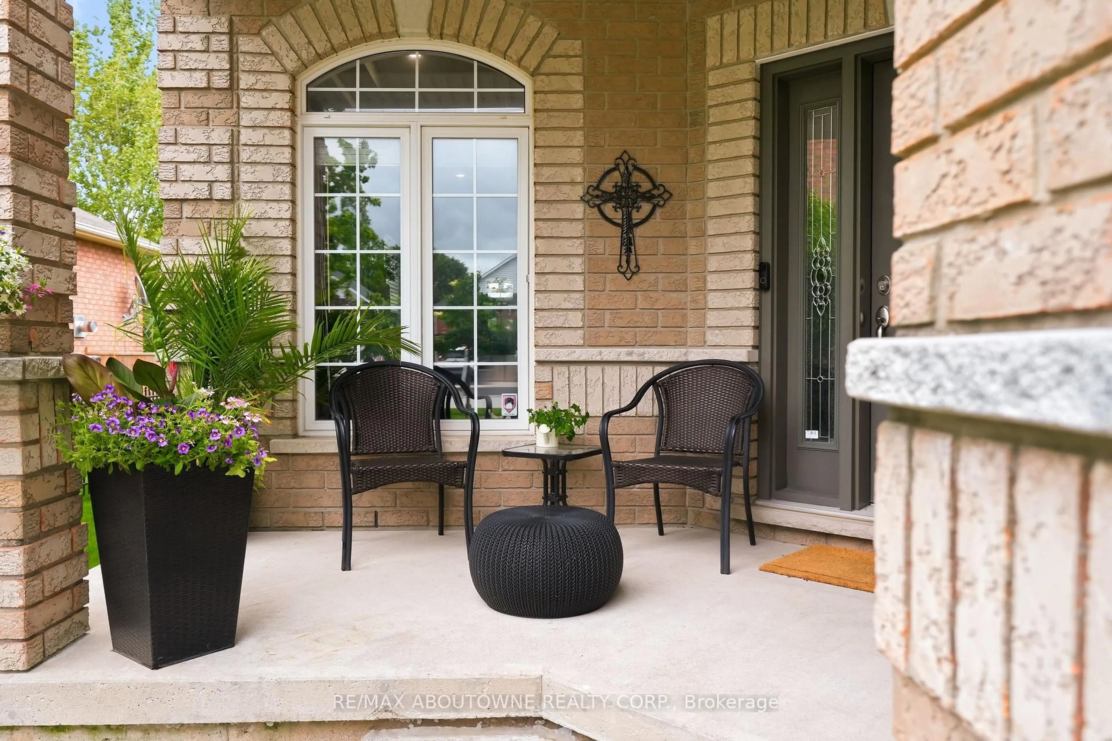 Patio, street for 34 Pentland Rd, Hamilton Ontario L0R 2H5
