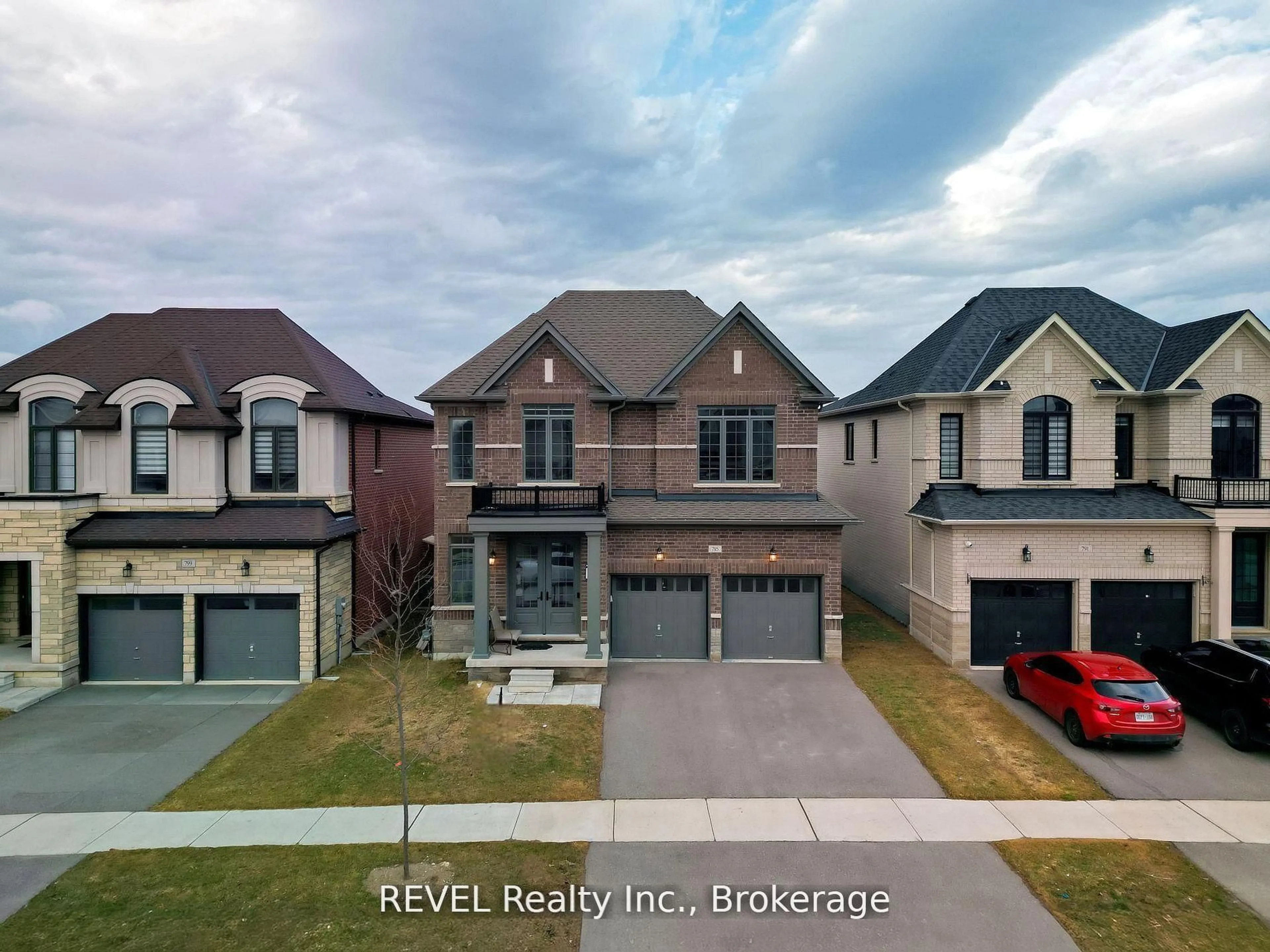 A pic from outside/outdoor area/front of a property/back of a property/a pic from drone, street for 795 QUEENSTON Blvd, Woodstock Ontario N4T 0N1