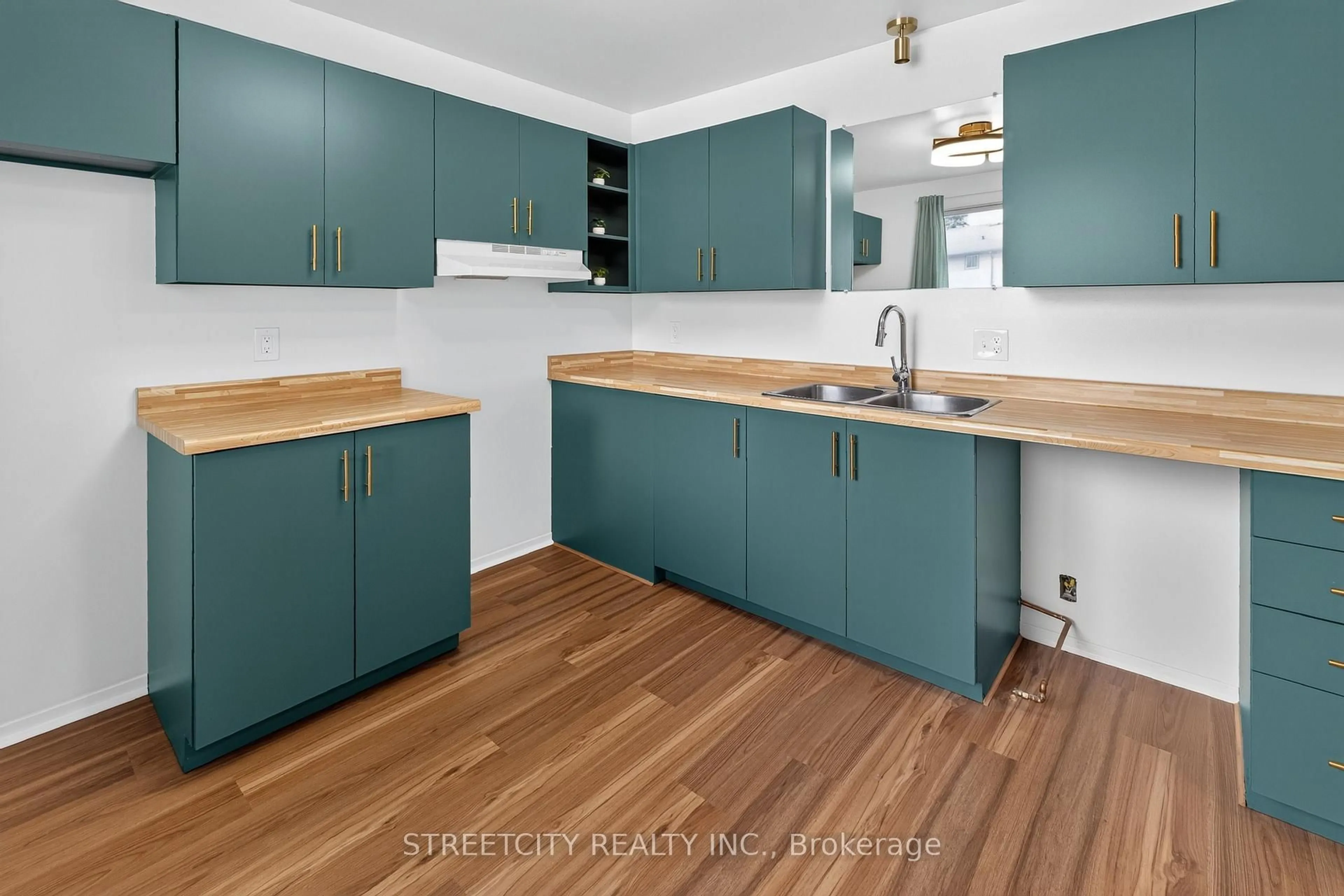 Standard kitchen, wood/laminate floor for 490 Third St #58, London East Ontario N5V 4A2