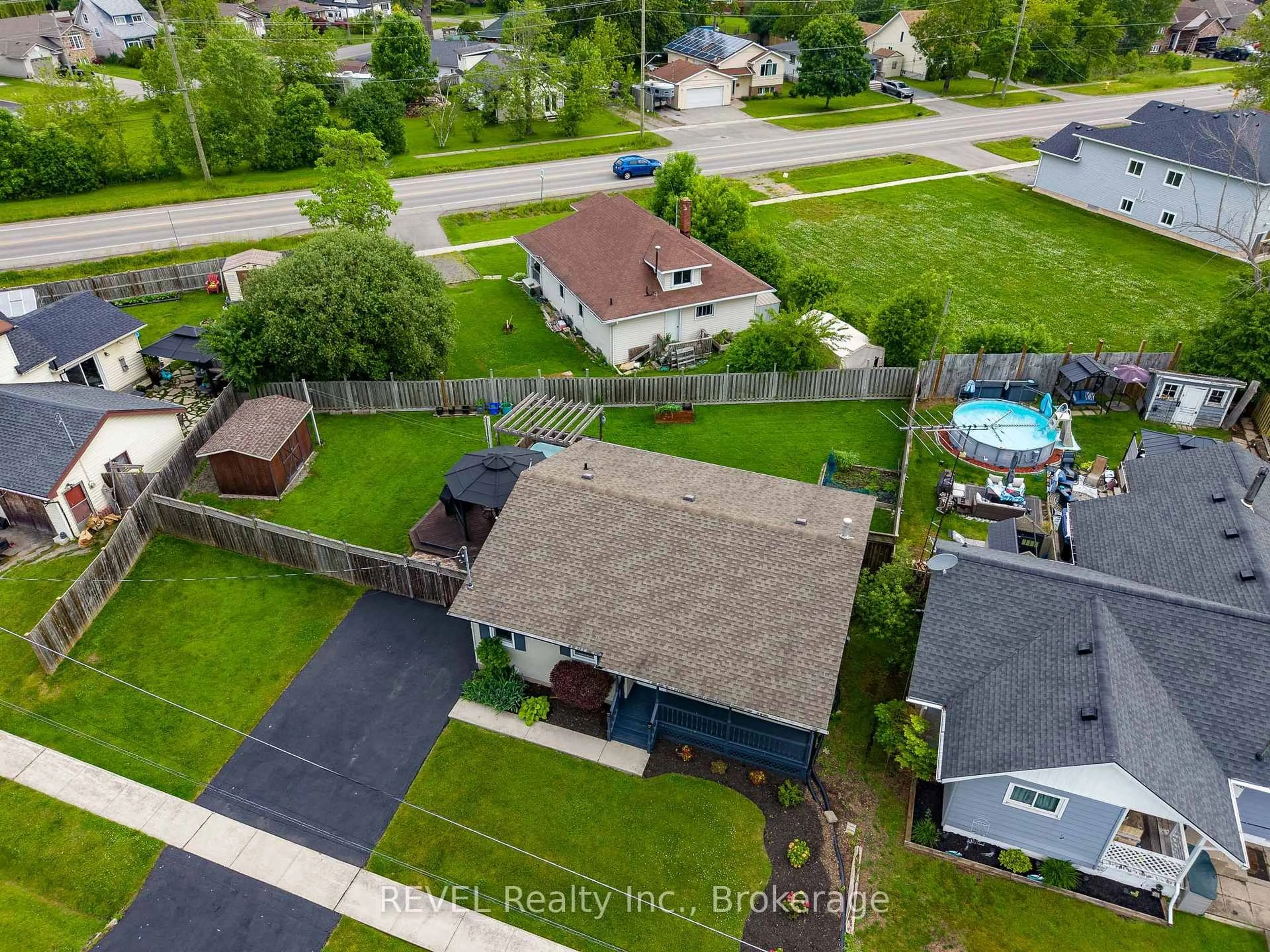 A pic from outside/outdoor area/front of a property/back of a property/a pic from drone, street for 344 Leask Ave, Fort Erie Ontario L2A 4L4