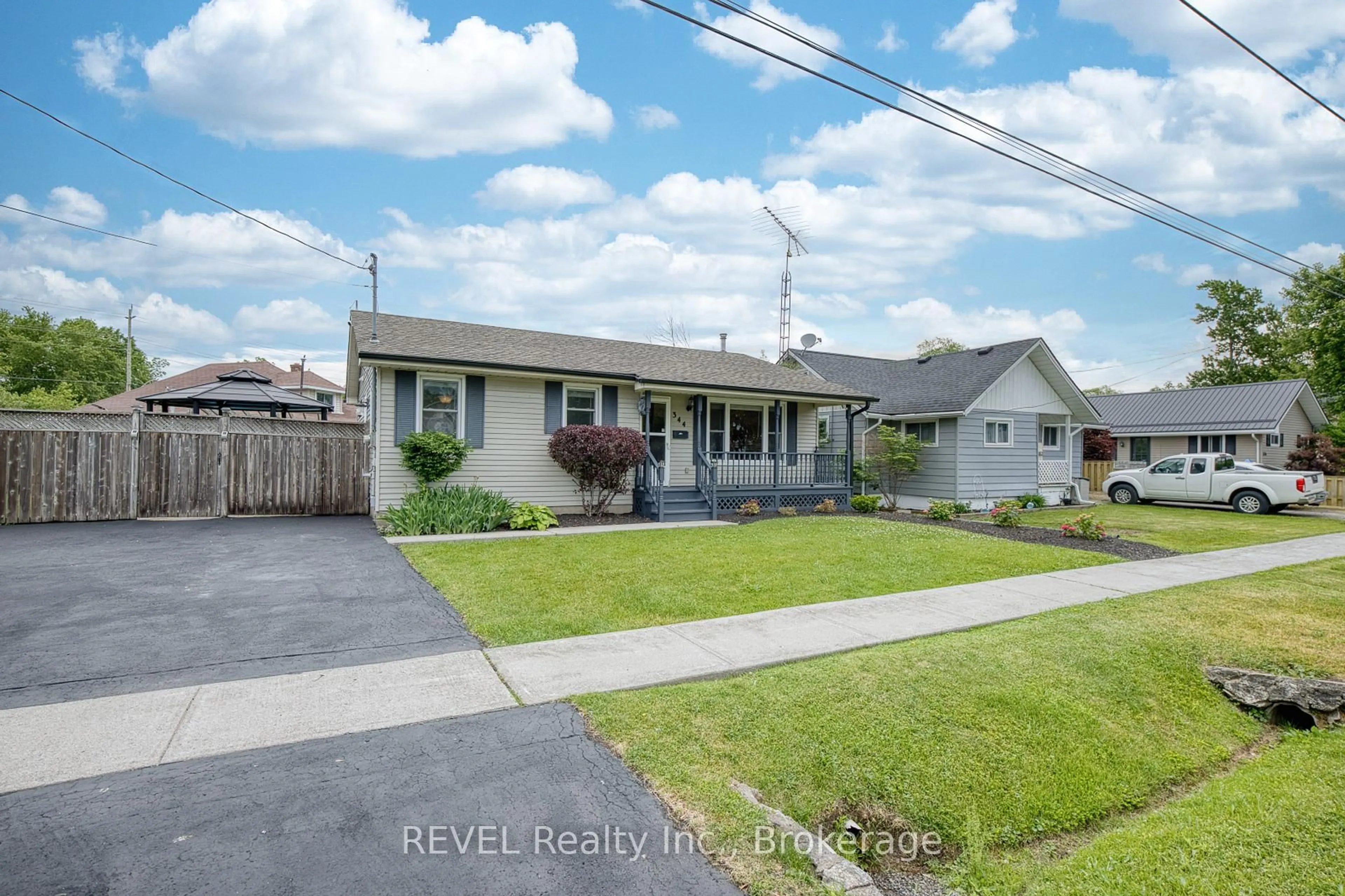 A pic from outside/outdoor area/front of a property/back of a property/a pic from drone, street for 344 Leask Ave, Fort Erie Ontario L2A 4L4