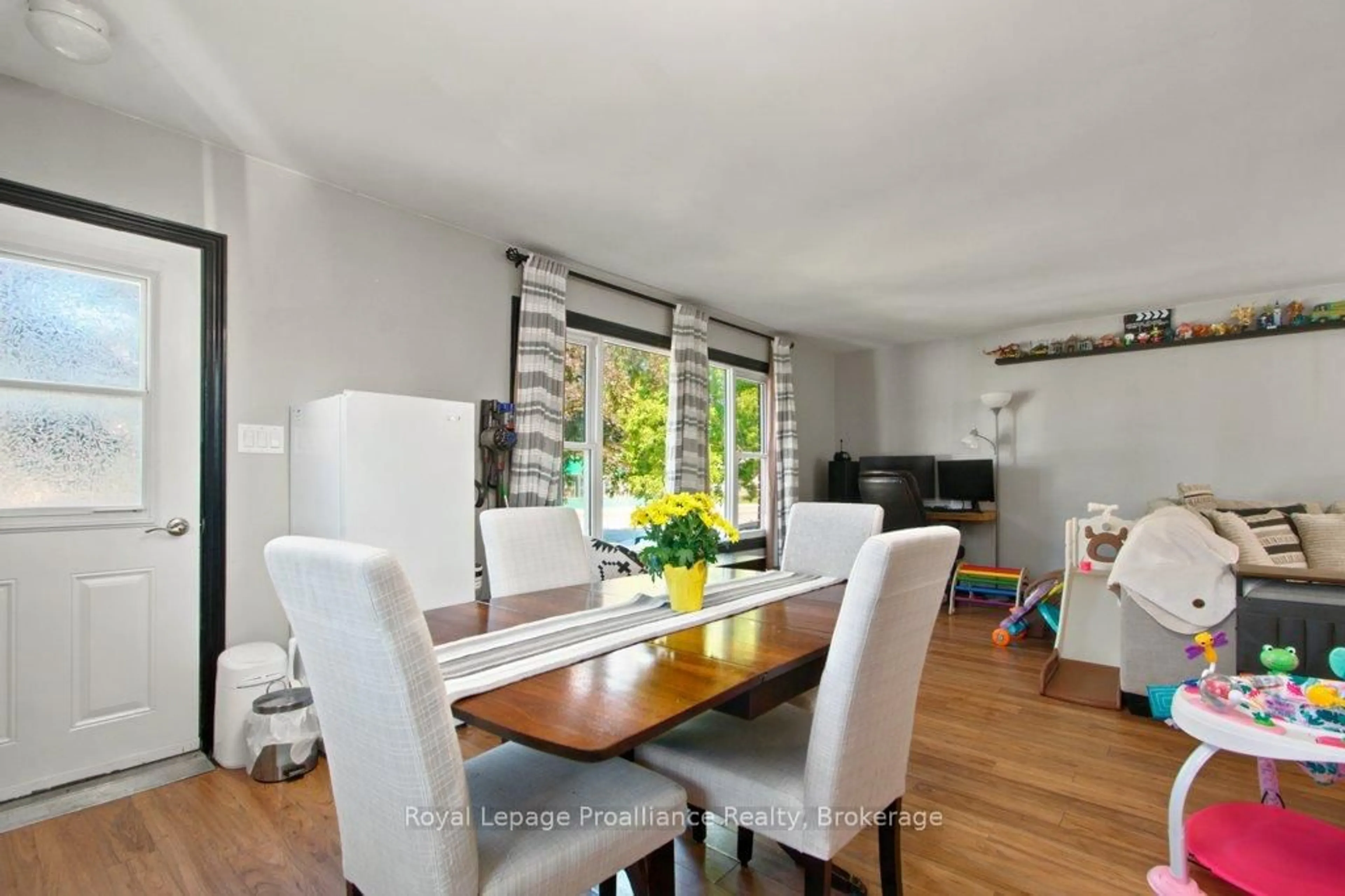 Dining room, wood/laminate floor for 255 West St, Quinte West Ontario K8V 2N2