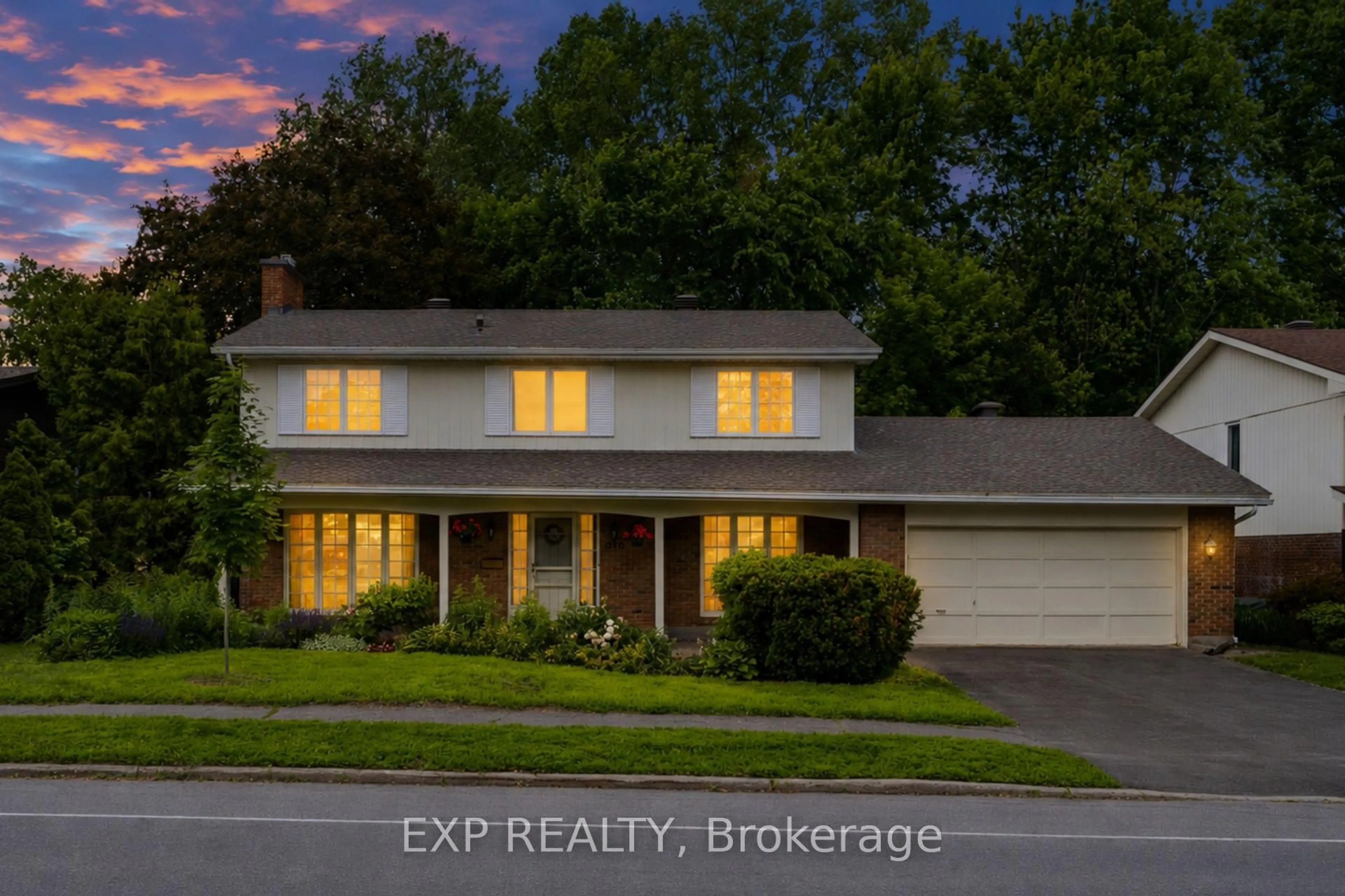 A pic from outside/outdoor area/front of a property/back of a property/a pic from drone, street for 919 Plante Dr, Ottawa Ontario K1V 9E3