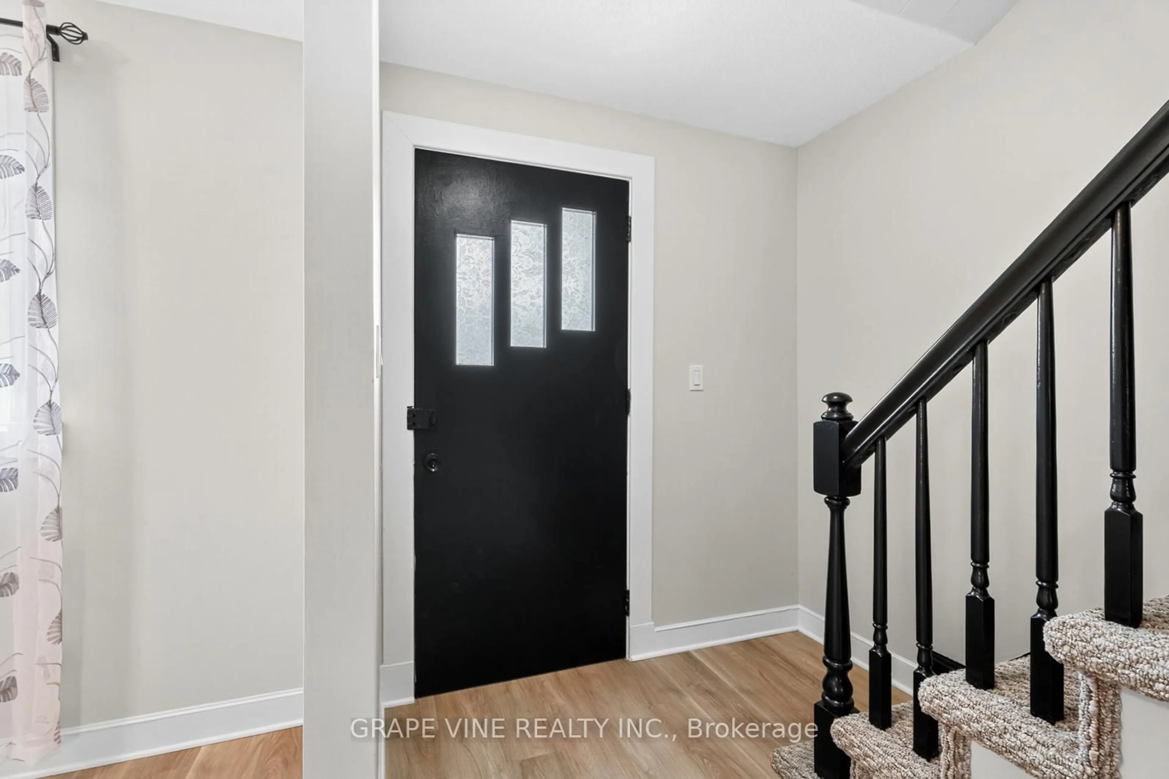 Indoor entryway for 814 Laurier St, Clarence-Rockland Ontario K4K 1E6