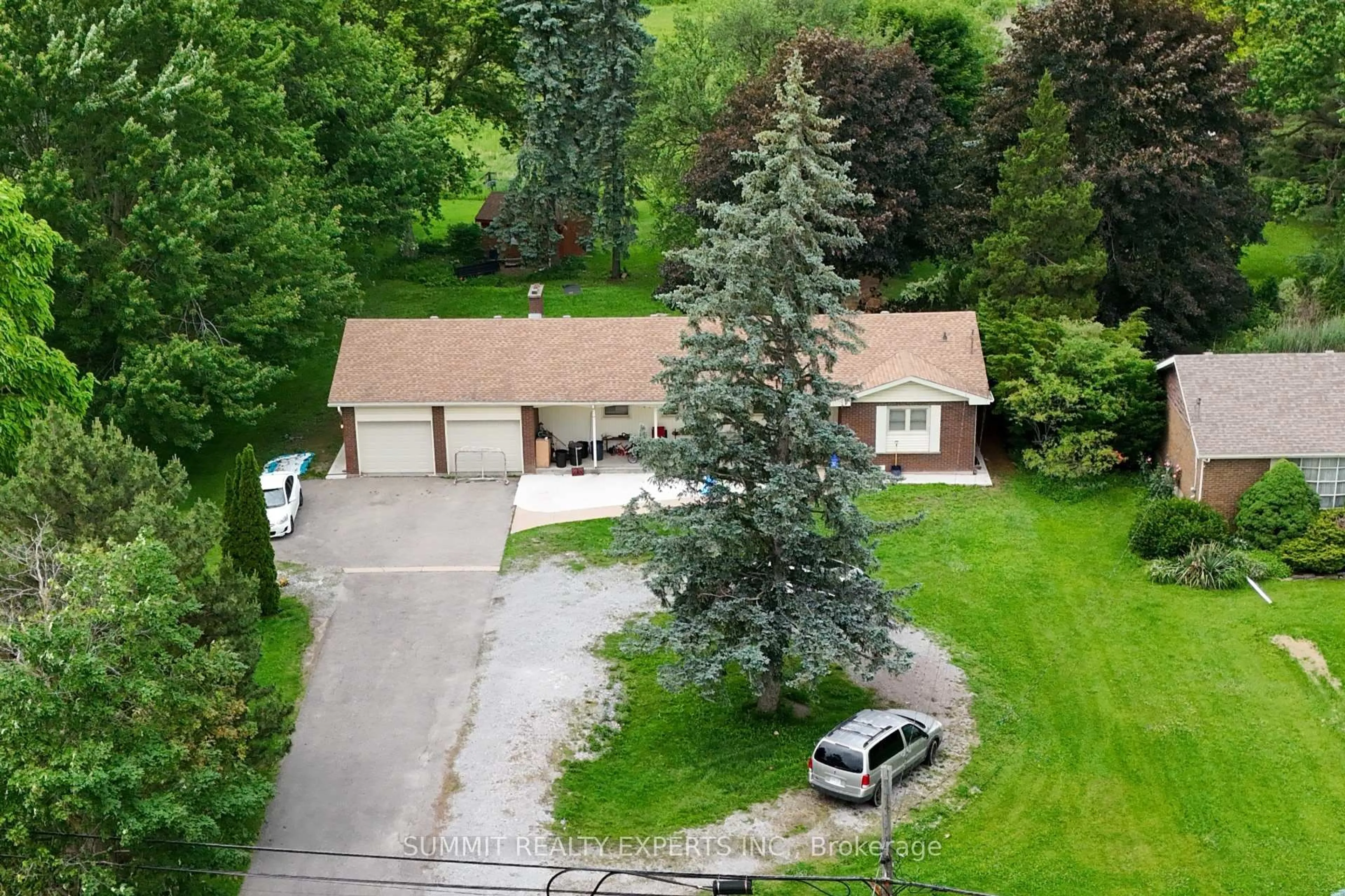 A pic from outside/outdoor area/front of a property/back of a property/a pic from drone, street for 415 Mount Pleasant Rd, Brantford Ontario N3T 5L5