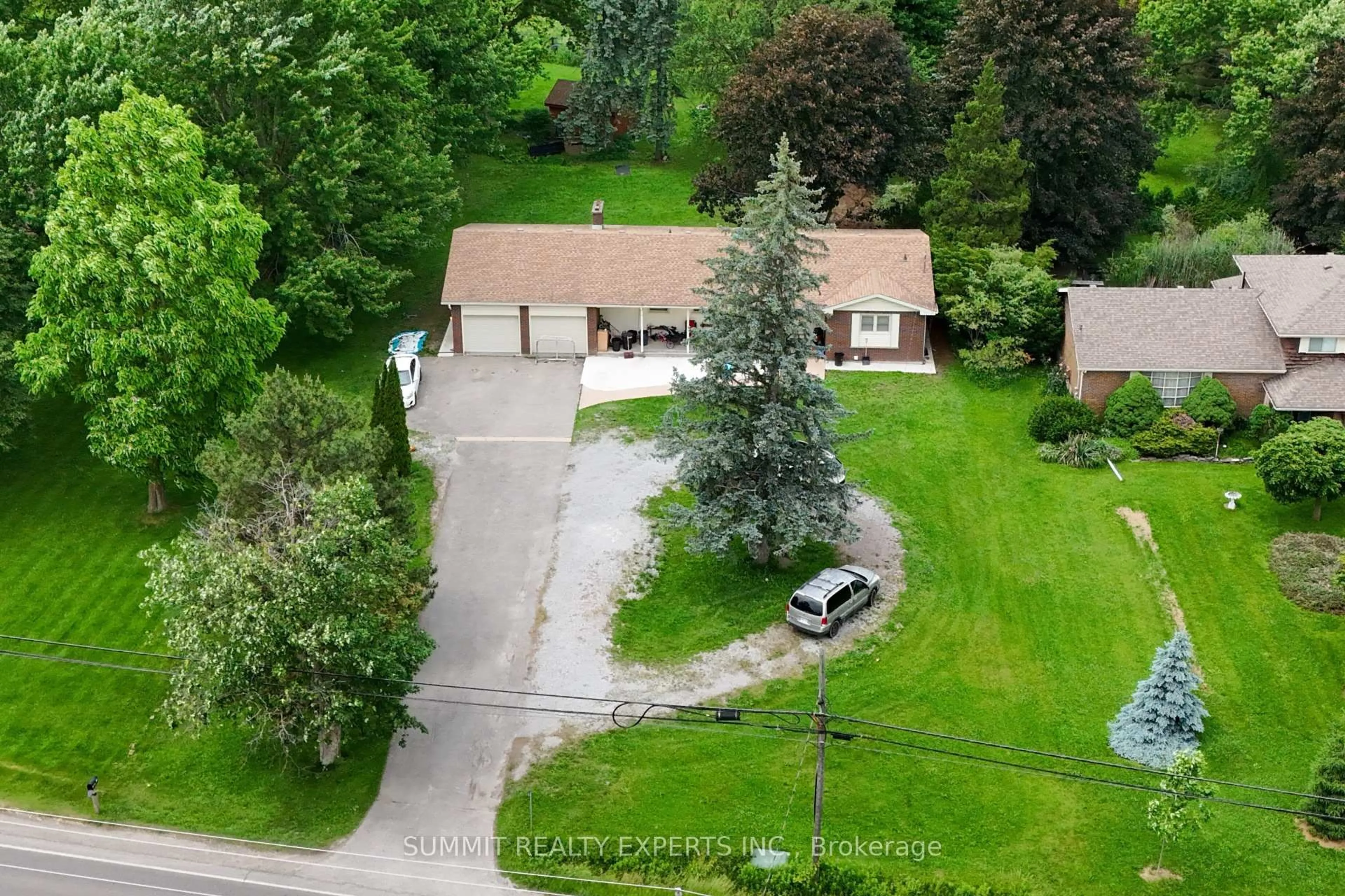 A pic from outside/outdoor area/front of a property/back of a property/a pic from drone, street for 415 Mount Pleasant Rd, Brantford Ontario N3T 5L5