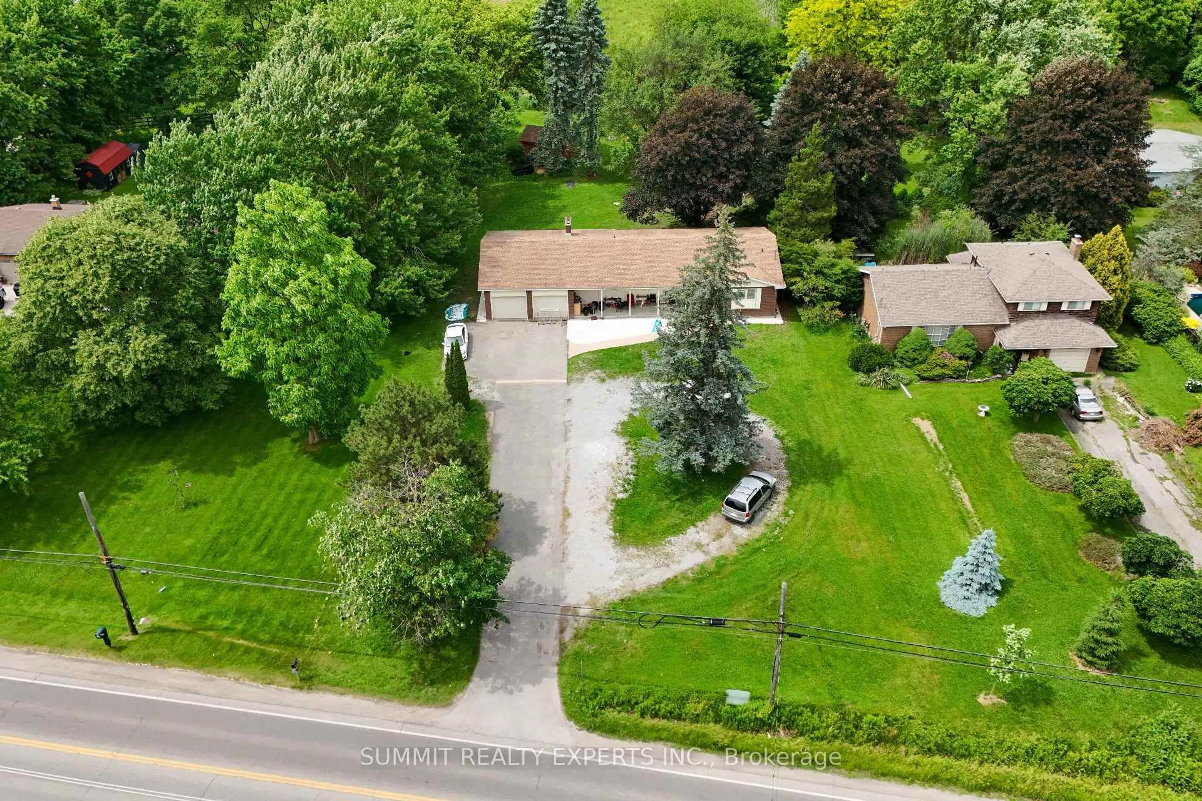 A pic from outside/outdoor area/front of a property/back of a property/a pic from drone, street for 415 Mount Pleasant Rd, Brantford Ontario N3T 5L5