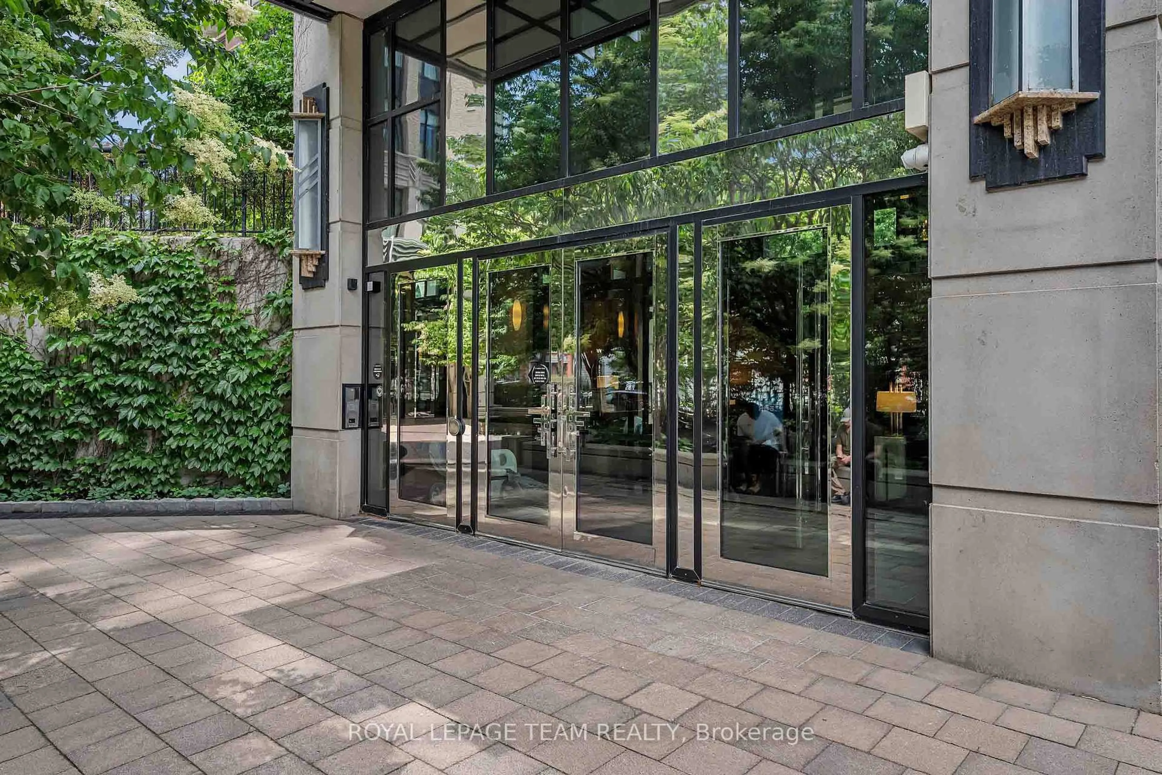 Indoor foyer for 245 Kent St #507, Ottawa Ontario K2P 0A5