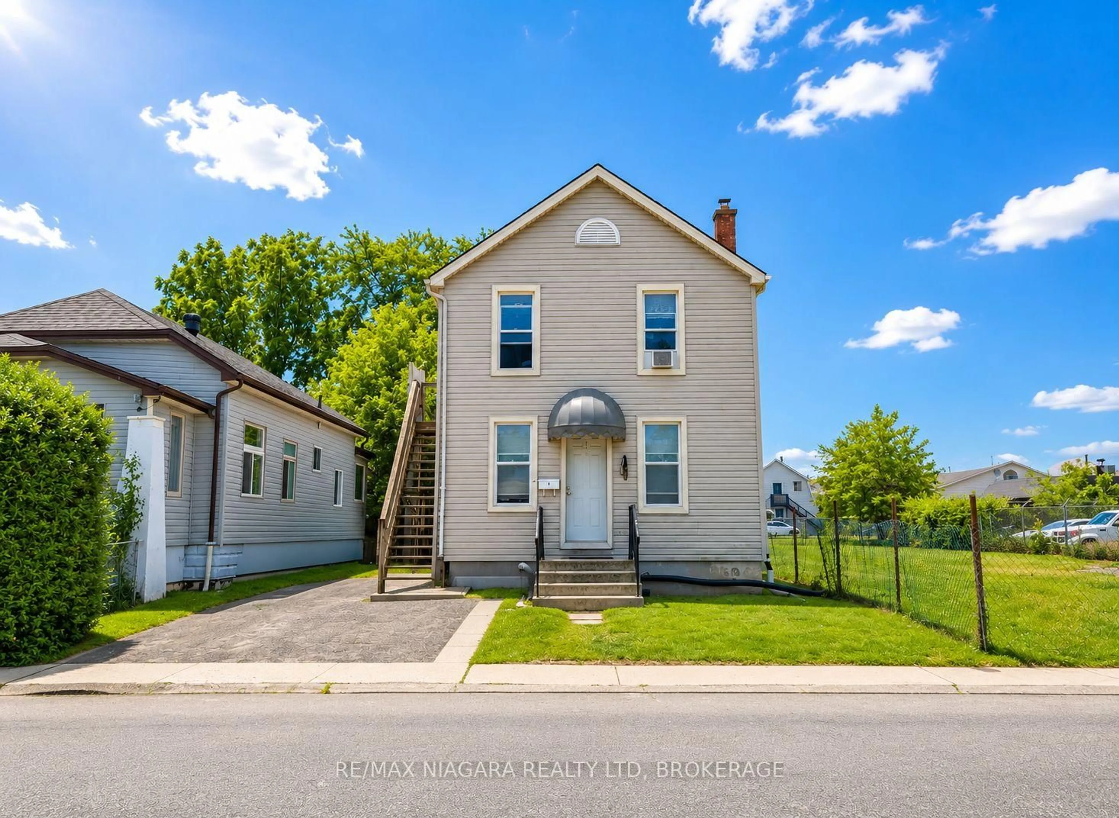 A pic from outside/outdoor area/front of a property/back of a property/a pic from drone, street for 4 Manchester Ave, St. Catharines Ontario L2R 1N8