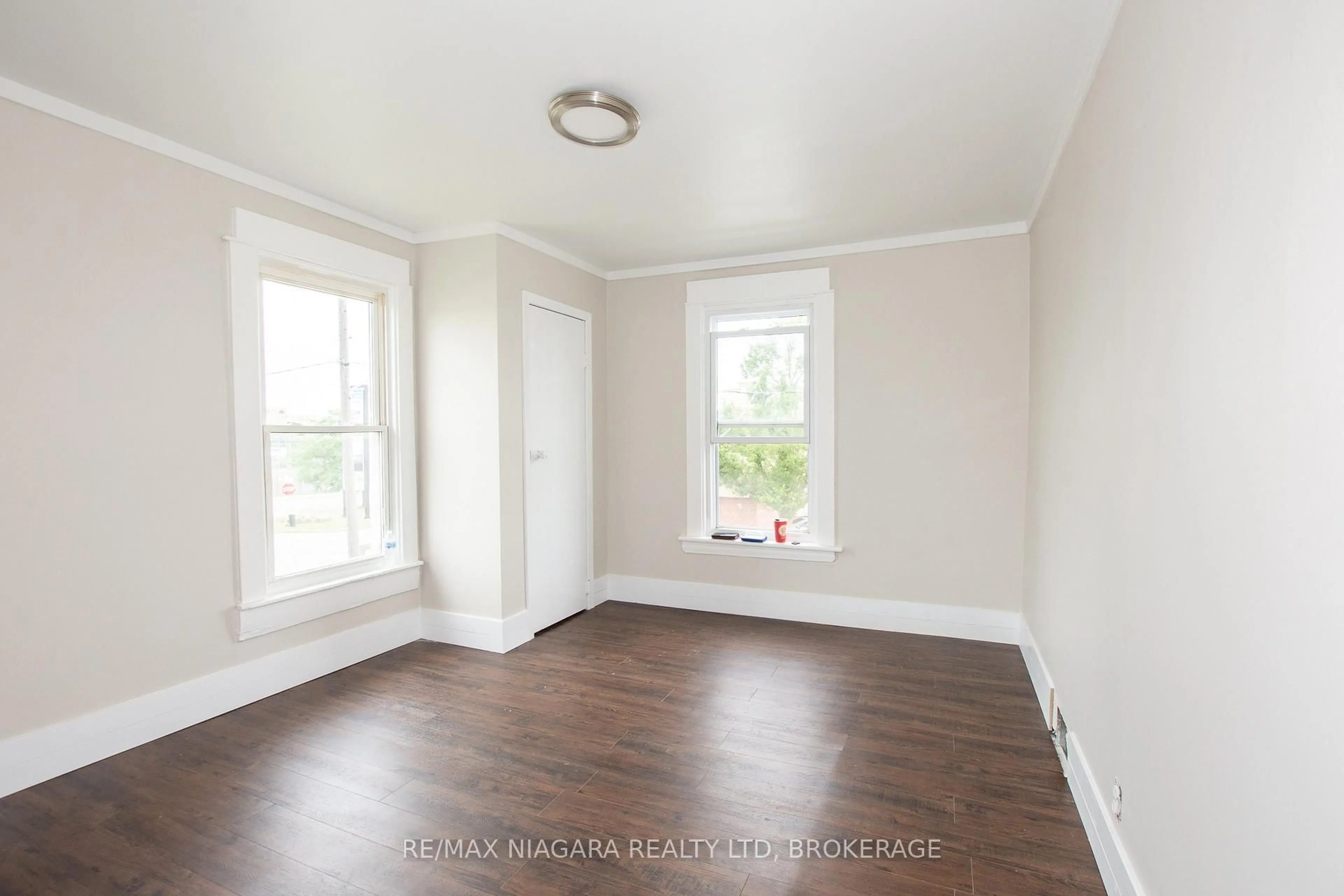 A pic of a room for 4 Manchester Ave, St. Catharines Ontario L2R 1N8