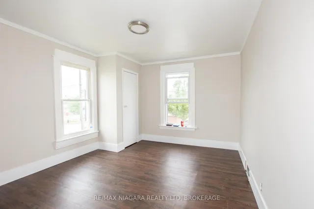 4 Manchester Ave, St. Catharines 3