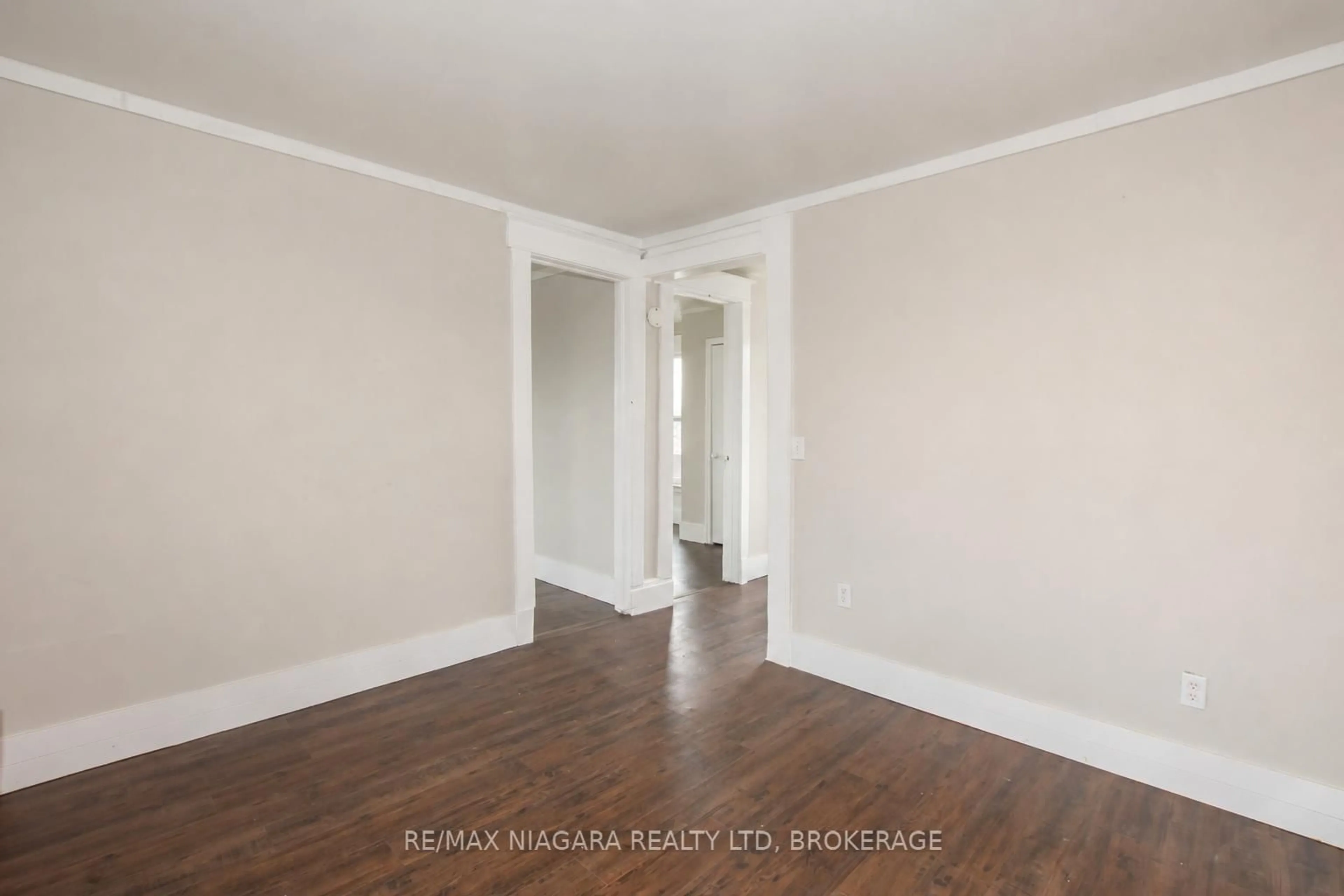 A pic of a room for 4 Manchester Ave, St. Catharines Ontario L2R 1N8