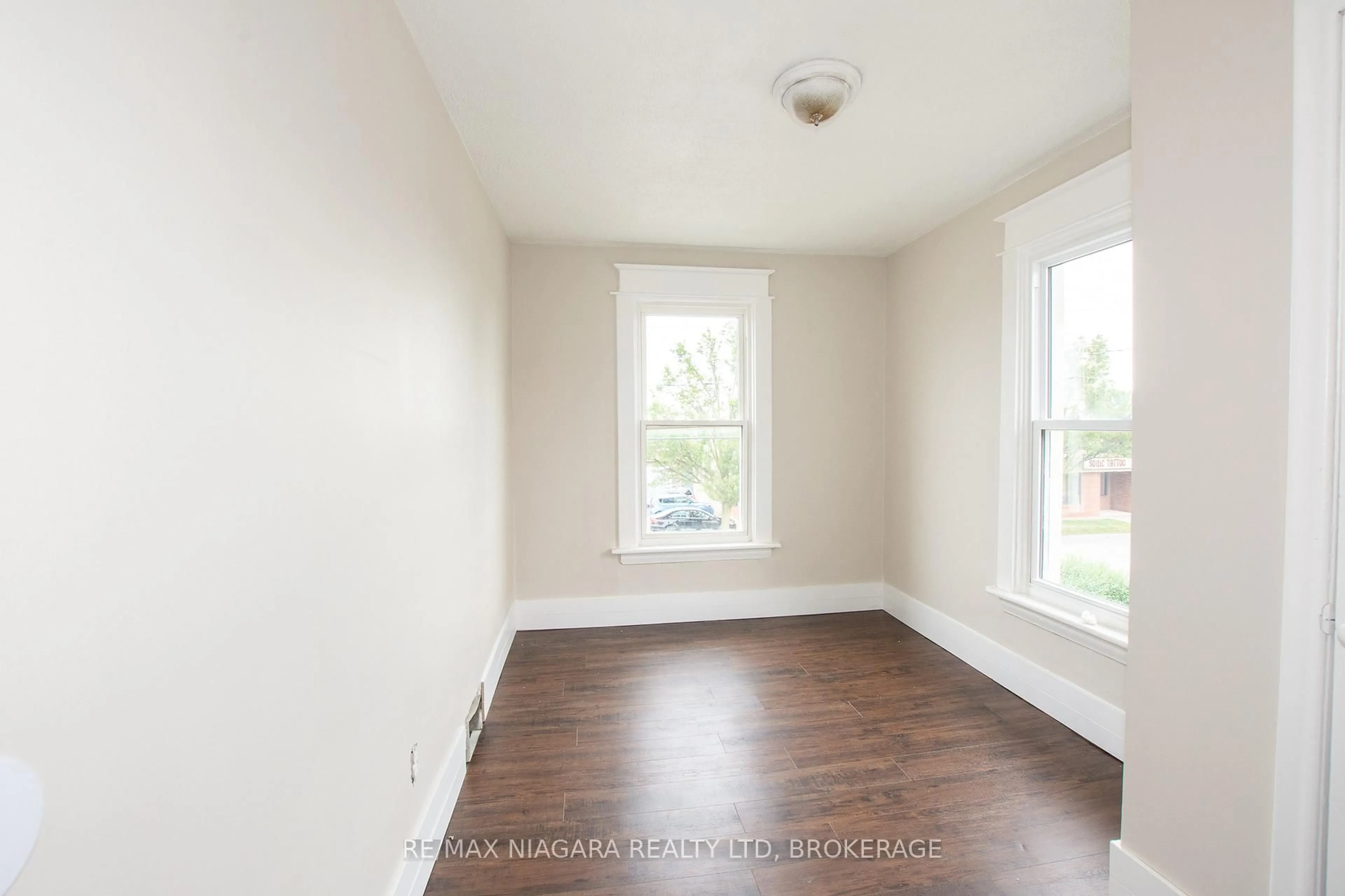 A pic of a room for 4 Manchester Ave, St. Catharines Ontario L2R 1N8