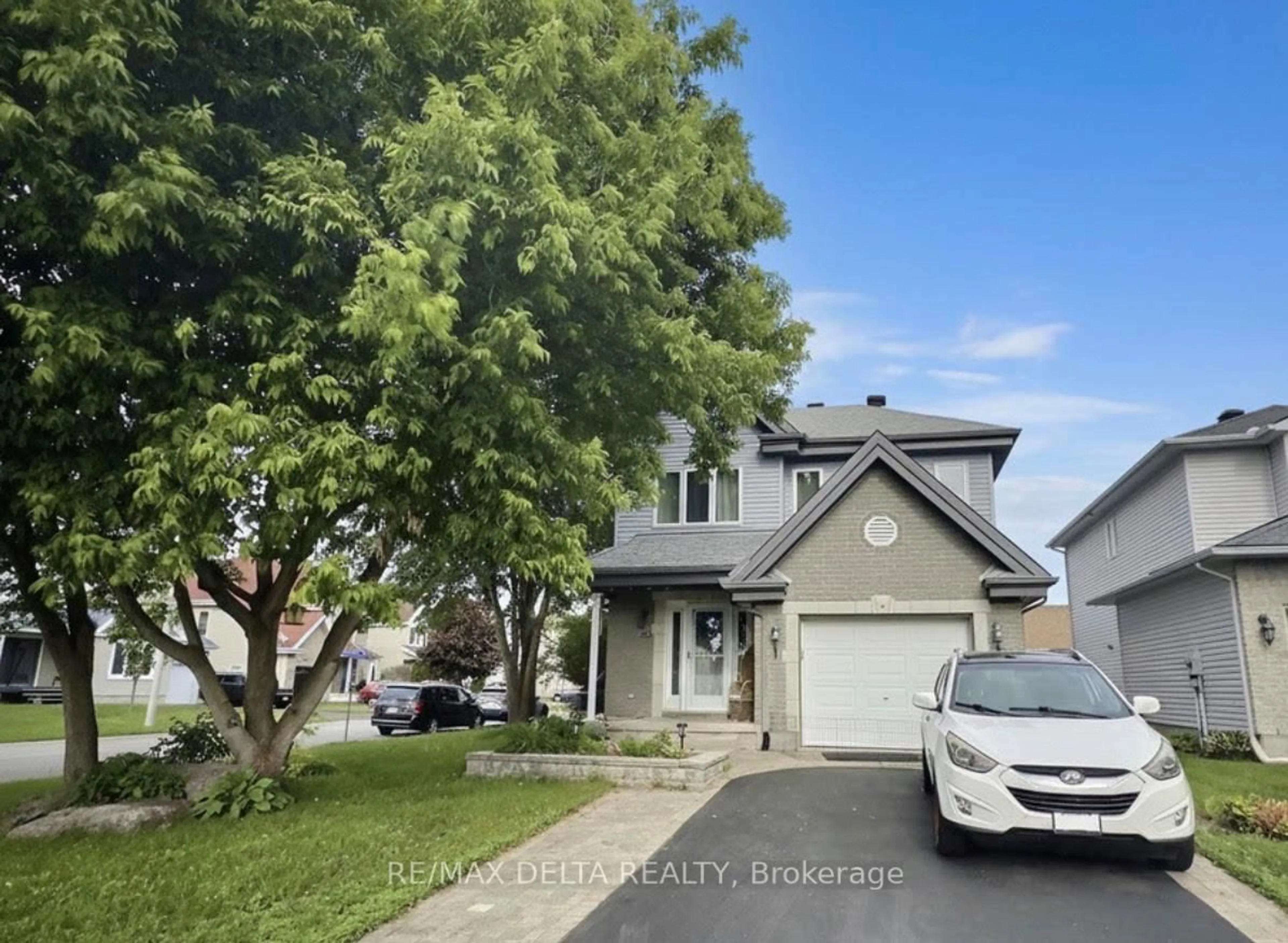 A pic from outside/outdoor area/front of a property/back of a property/a pic from drone, street for 202 Sandra Cres, Clarence-Rockland Ontario K4K 1R9