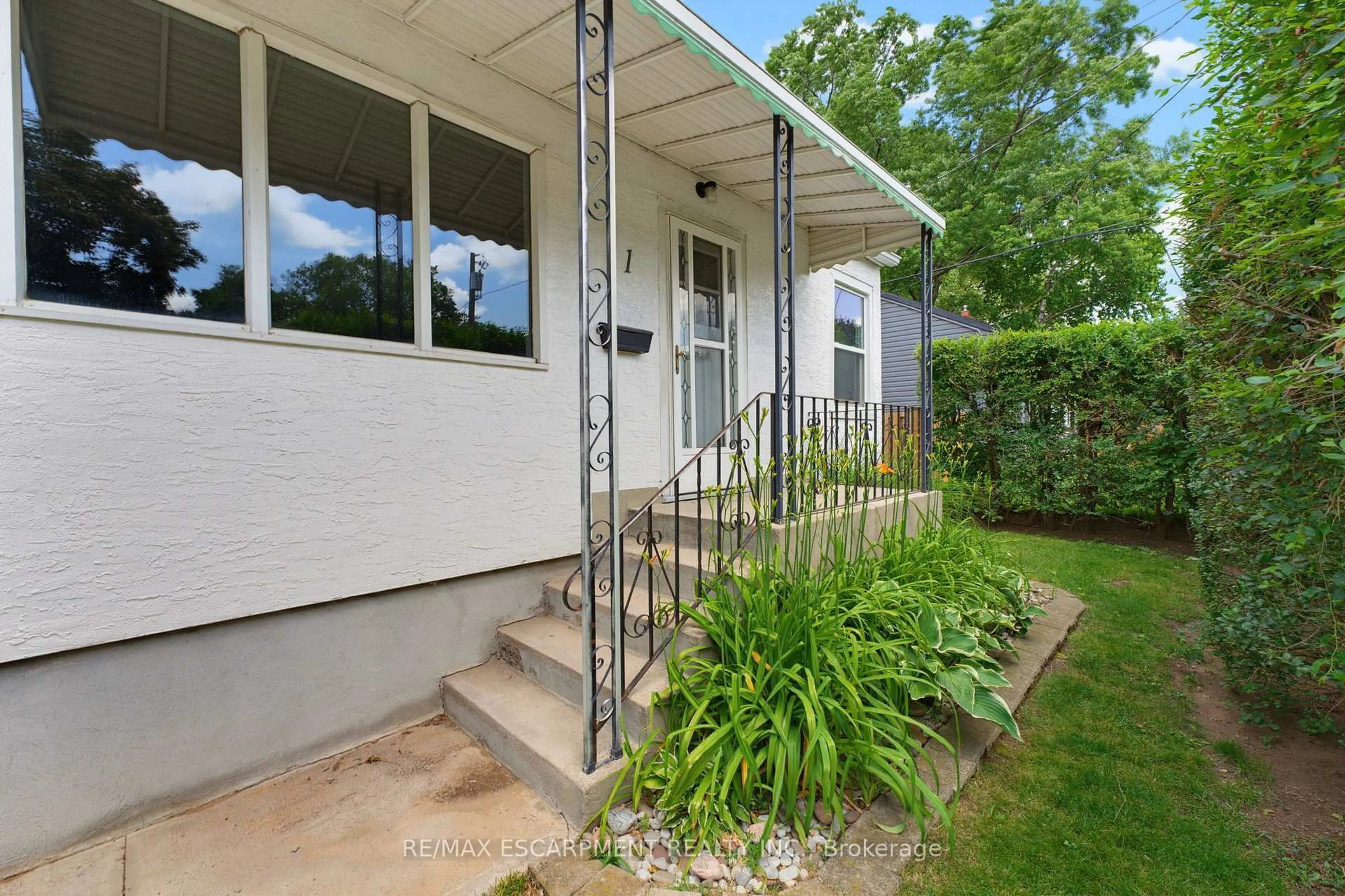Unknown for 1 Byron Pl, St. Catharines Ontario L2R 1M1