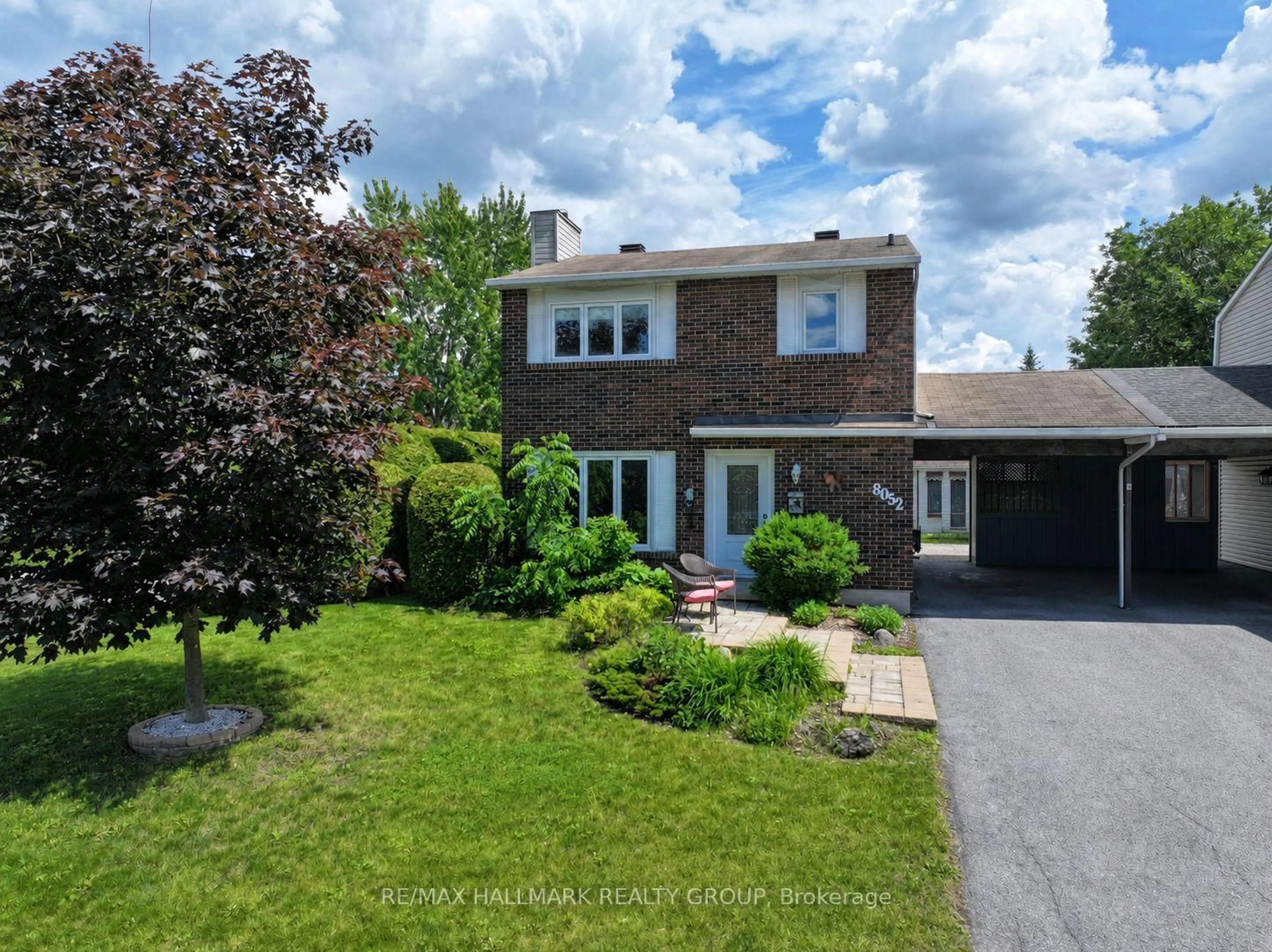 A pic from outside/outdoor area/front of a property/back of a property/a pic from drone, street for 8052 Jeanne D'arc Blvd, Ottawa Ontario K1E 1W6