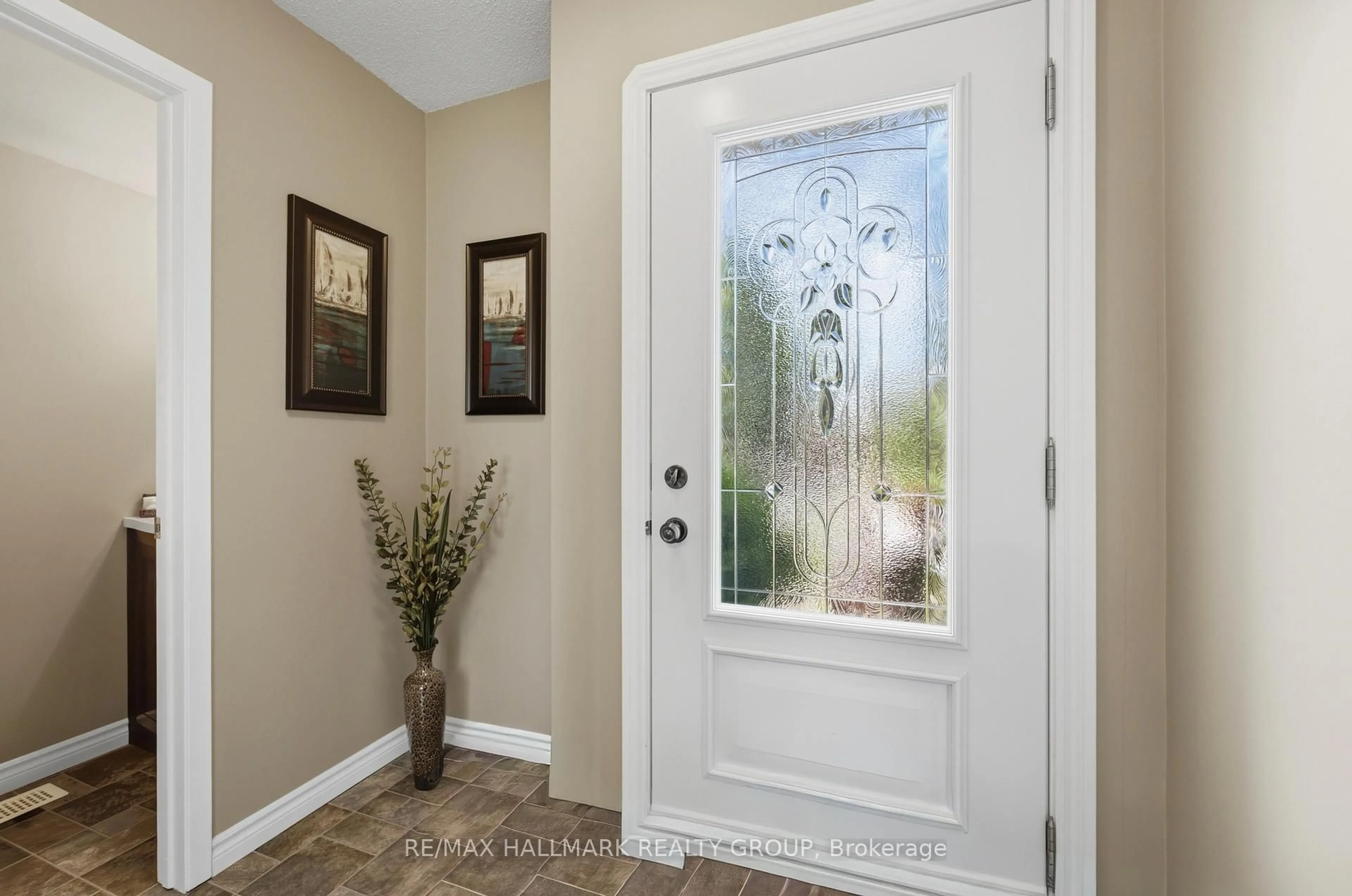Indoor entryway for 8052 Jeanne D'arc Blvd, Ottawa Ontario K1E 1W6