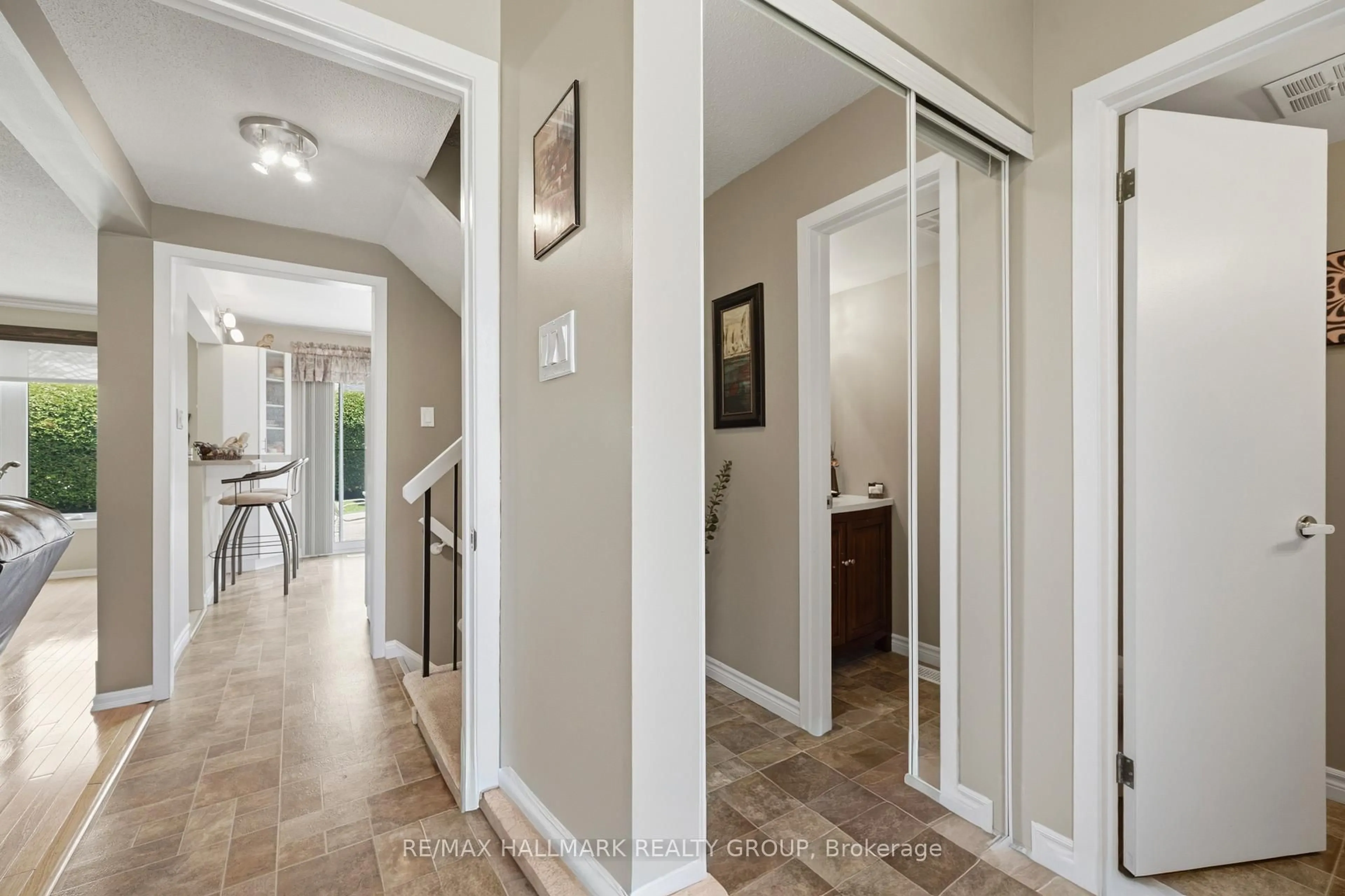 Indoor entryway for 8052 Jeanne D'arc Blvd, Ottawa Ontario K1E 1W6