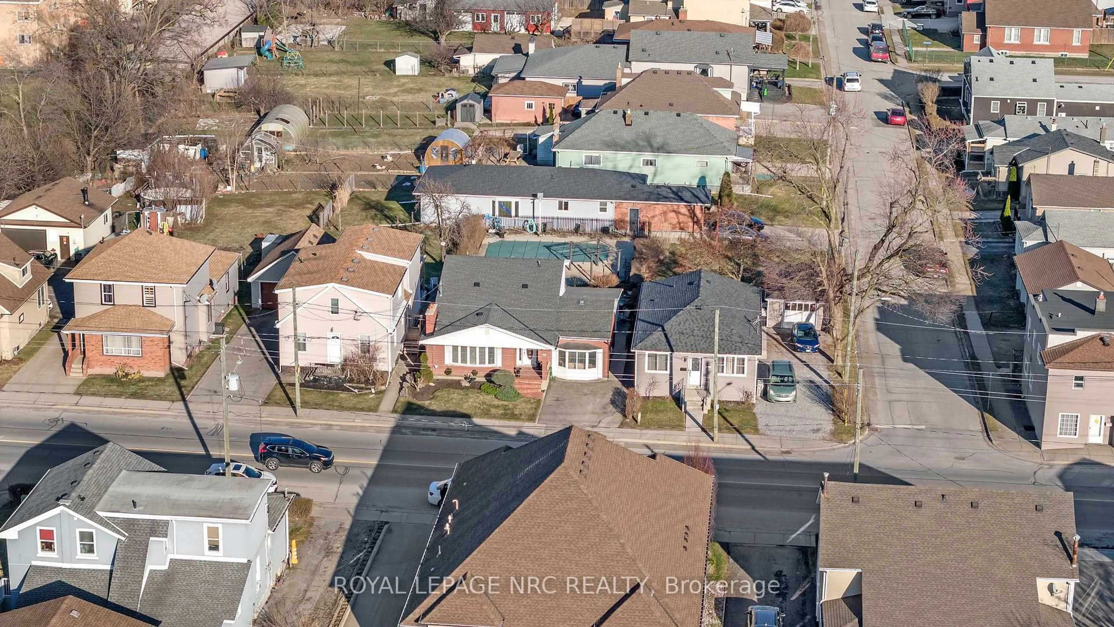 A pic from outside/outdoor area/front of a property/back of a property/a pic from drone, street for 68 Pine St, Thorold Ontario L2V 3L4
