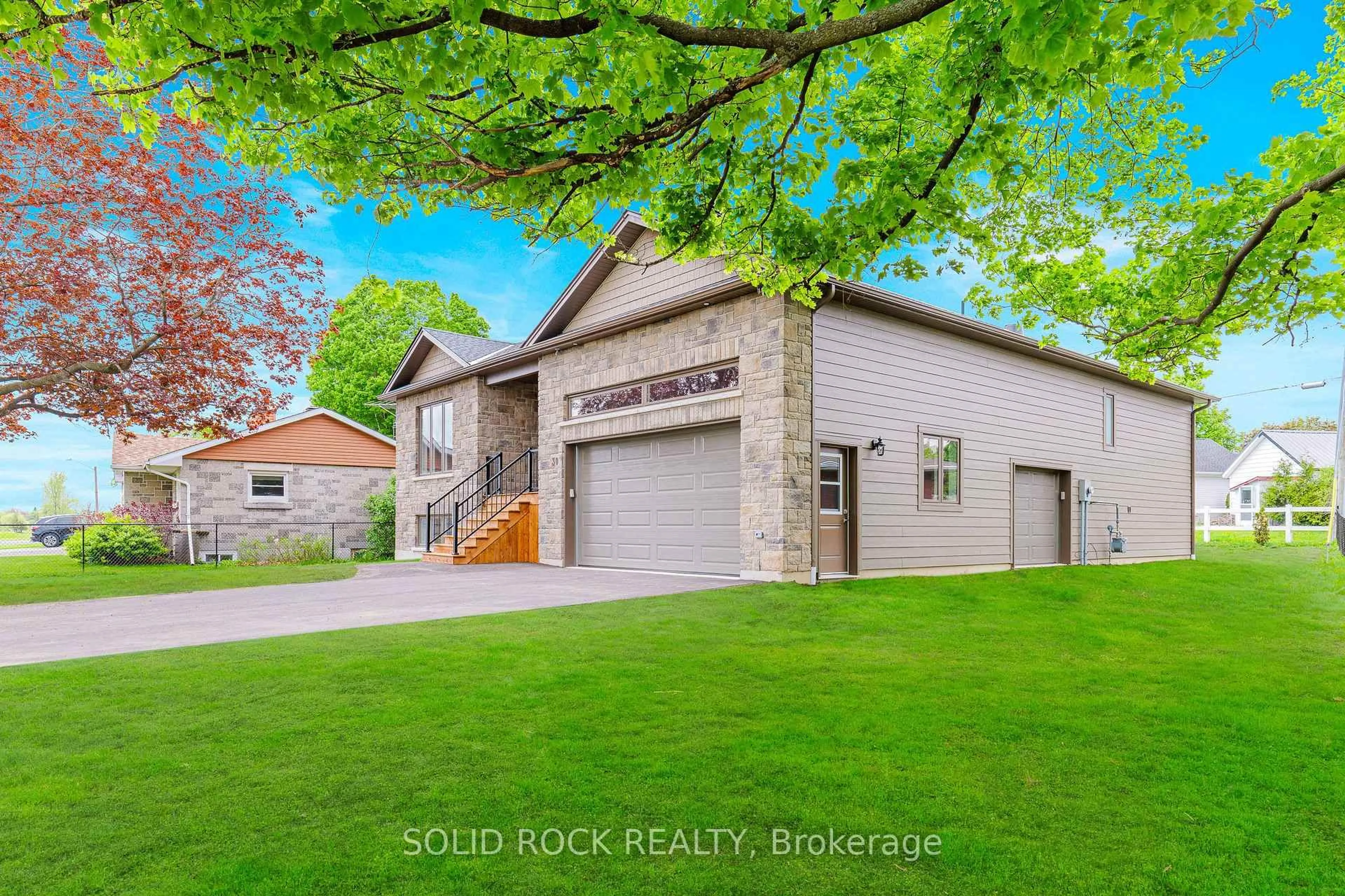 A pic from outside/outdoor area/front of a property/back of a property/a pic from drone, building for 30 Lakeview Dr, South Dundas Ontario K0E 1K0