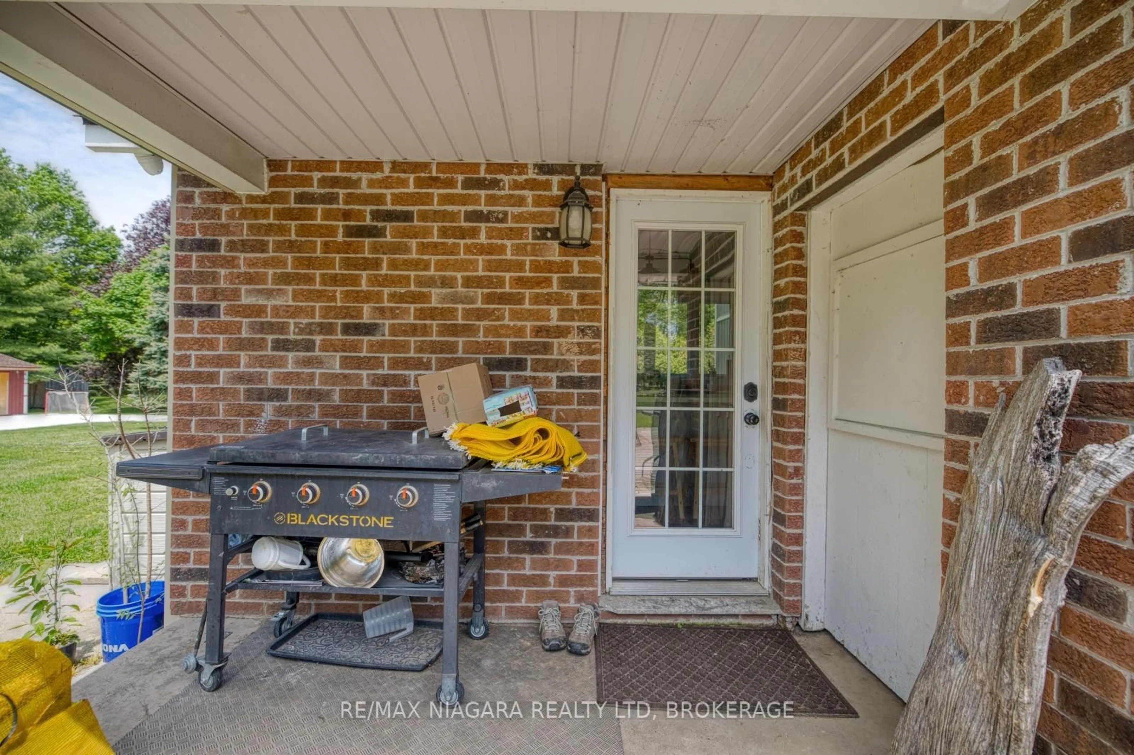 Indoor entryway for 662 Empire Rd, Port Colborne Ontario L0S 1R0