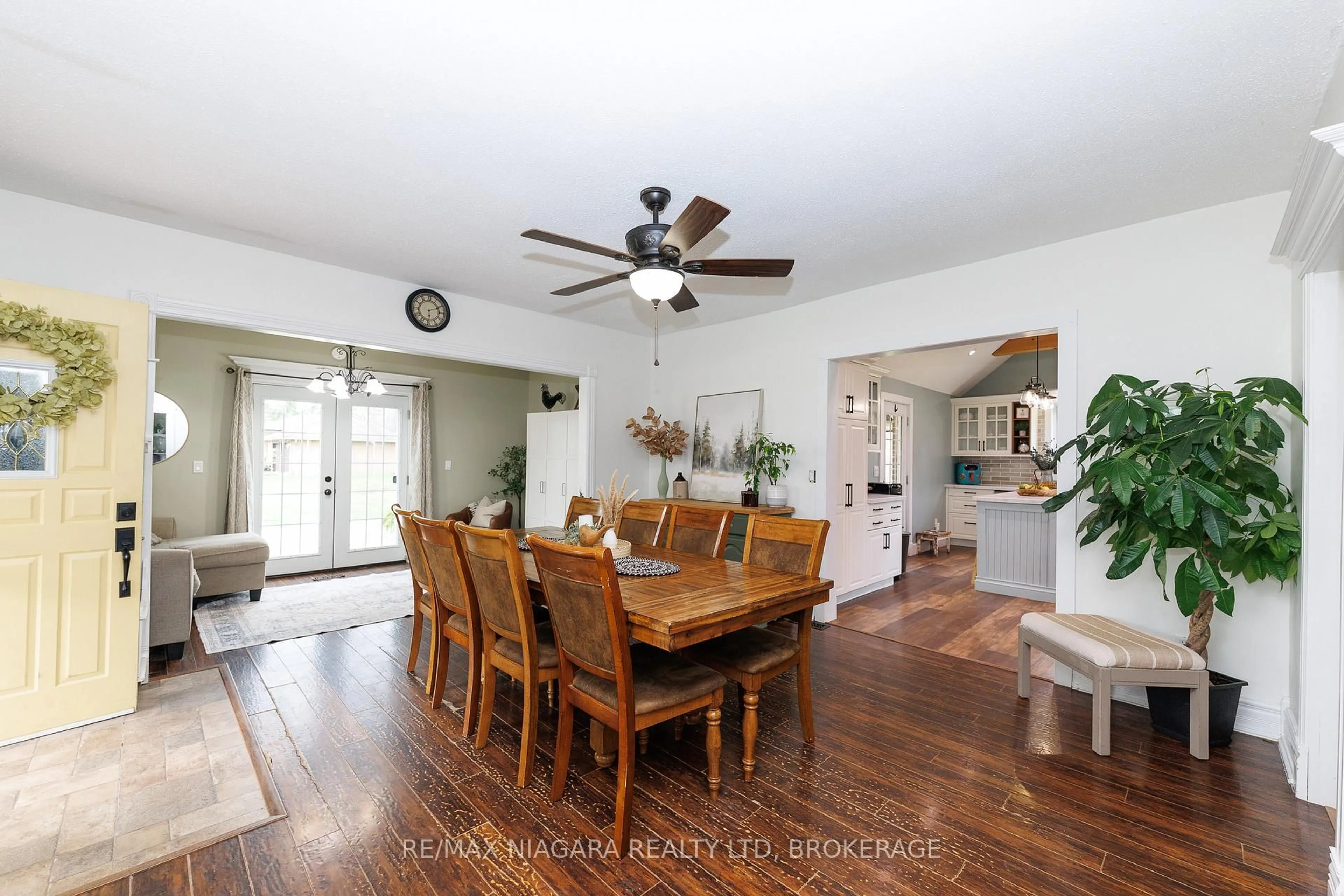 Dining room, wood/laminate floor for 662 Empire Rd, Port Colborne Ontario L0S 1R0