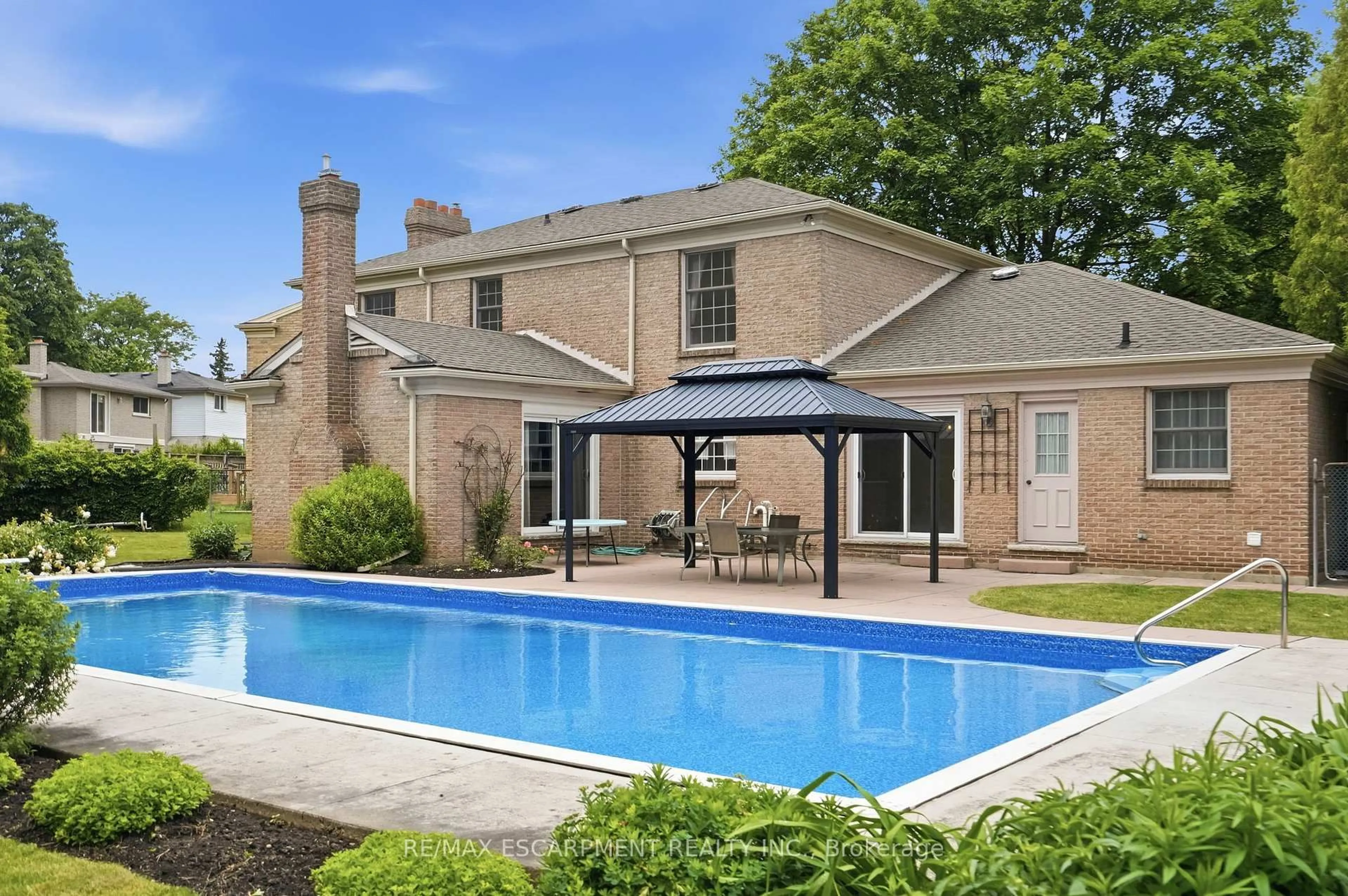 Home with brick exterior material, unknown for 19 Verdun Crt, Hamilton Ontario L9C 5W9