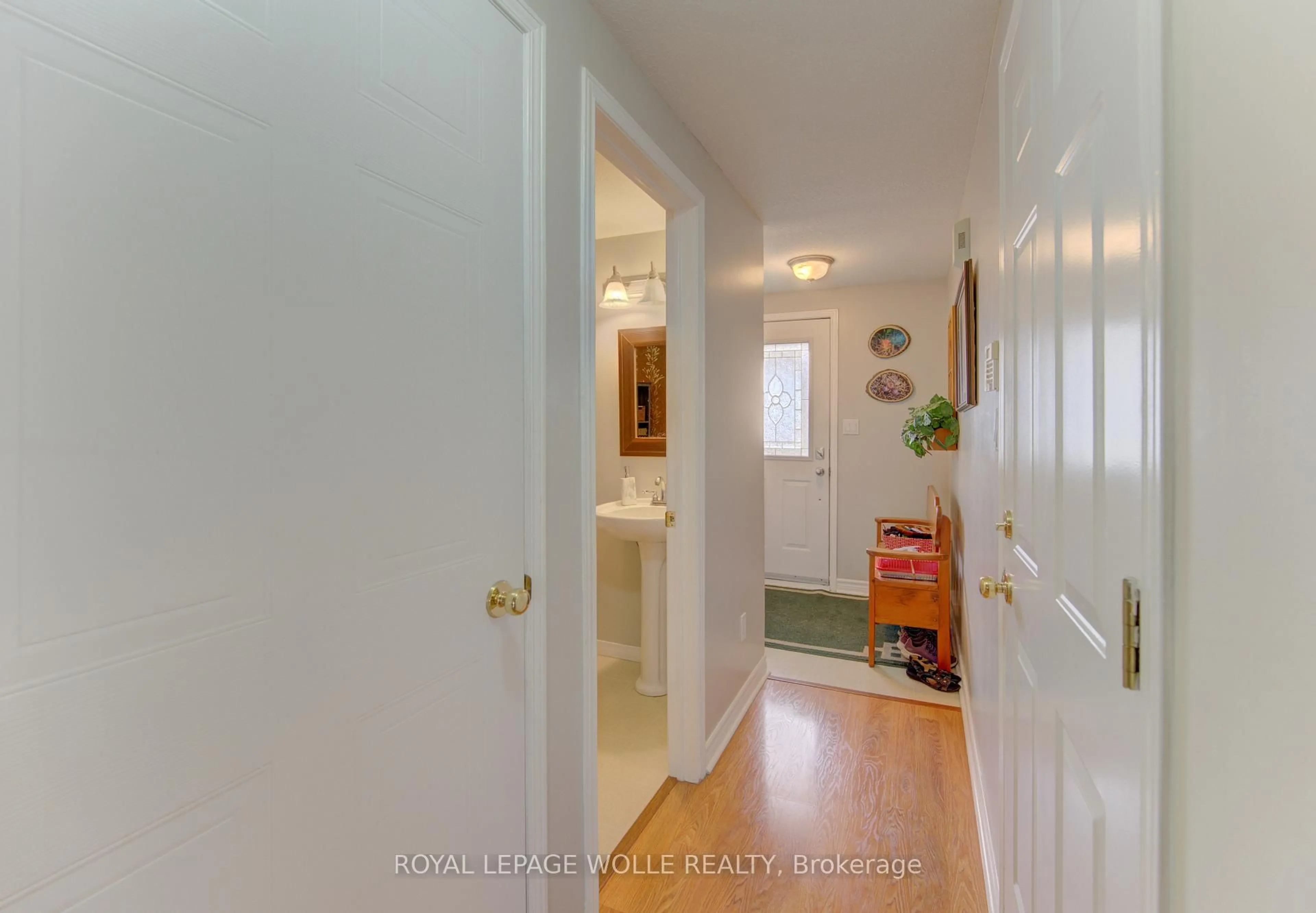 Indoor entryway for 60 Foxglove Cres, Kitchener Ontario N2E 3Y7
