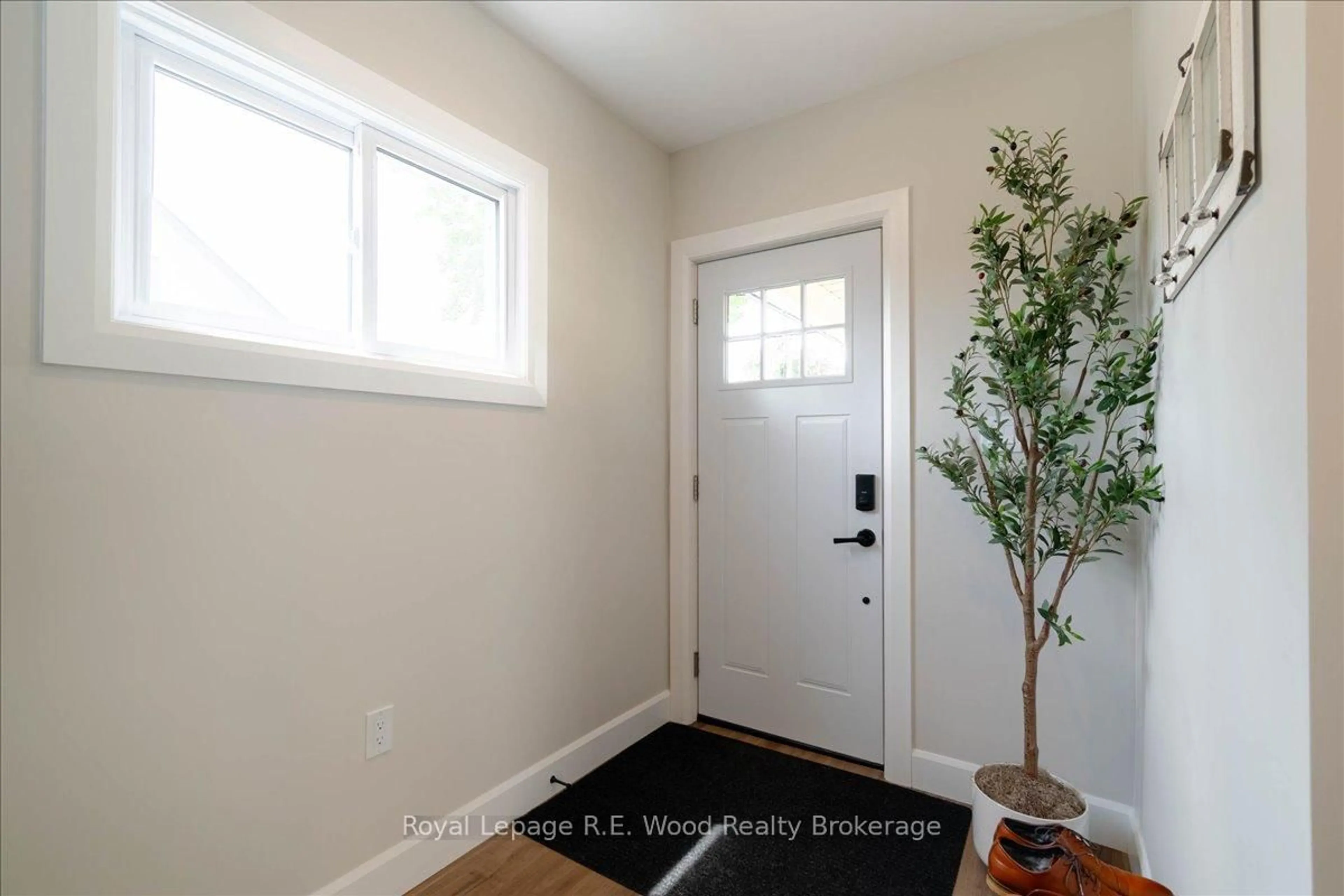 Indoor entryway for 34 King St, Tillsonburg Ontario N4G 3E5