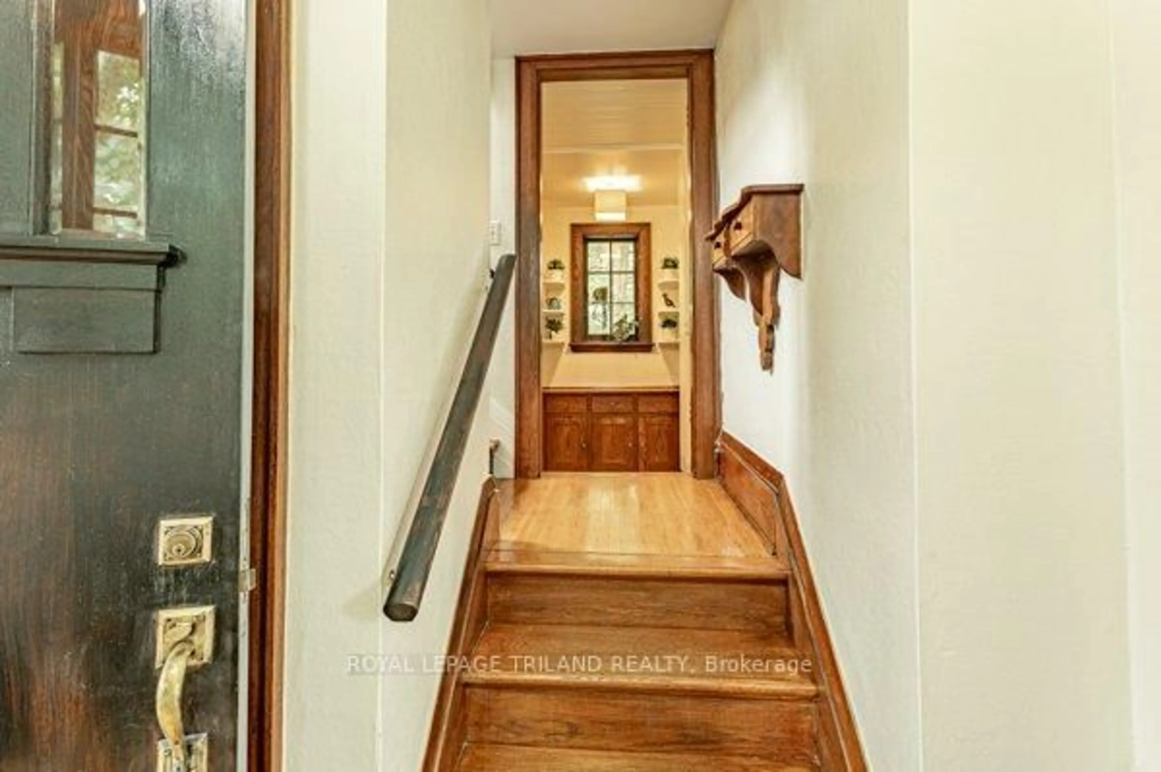 Indoor foyer for 190 Victoria St, London East Ontario N6A 2B8