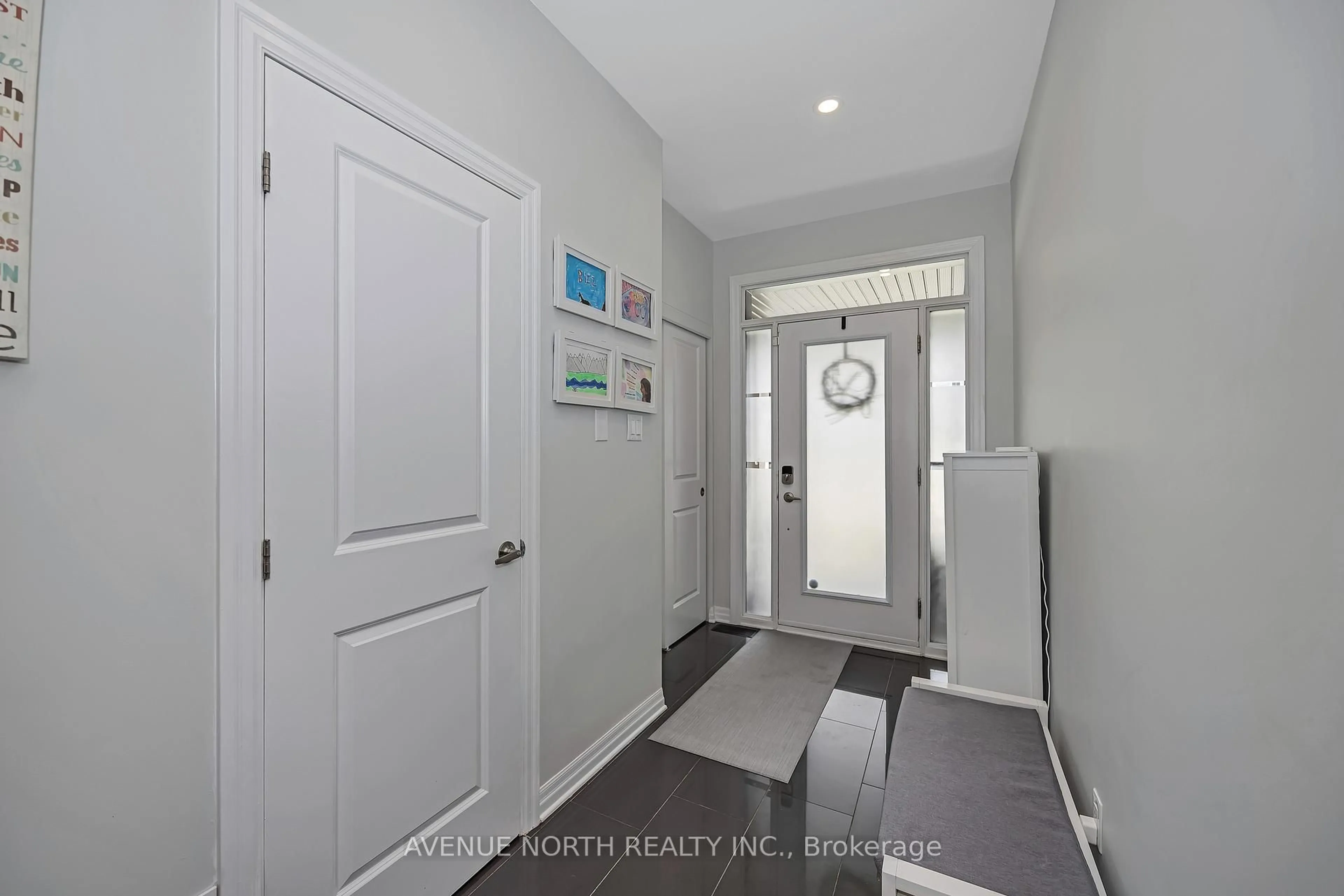 Indoor entryway for 323 Lysander Pl, Ottawa Ontario K1K 3X8