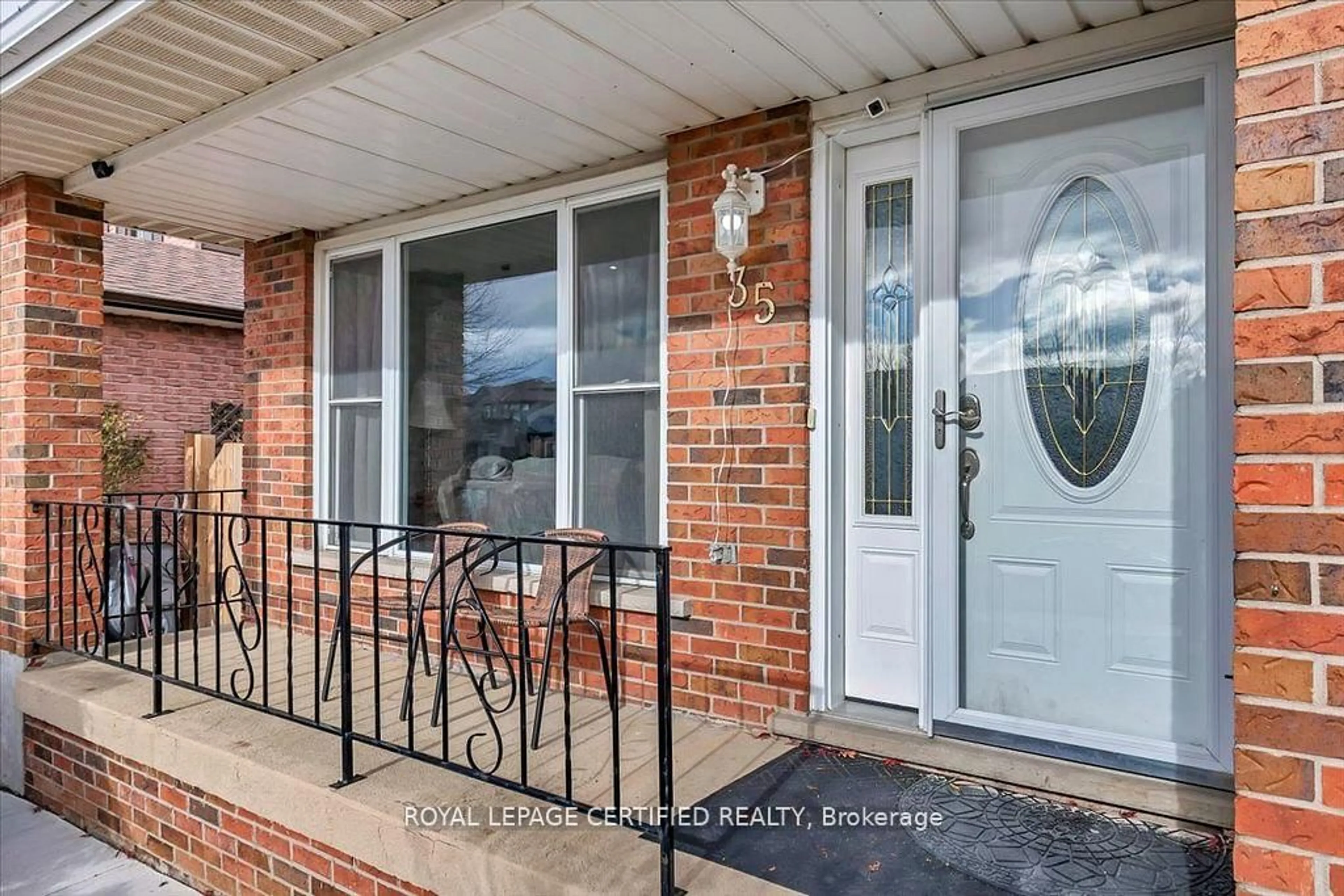 Indoor entryway for 35 Trenholme Cres, Hamilton Ontario L8W 2L4