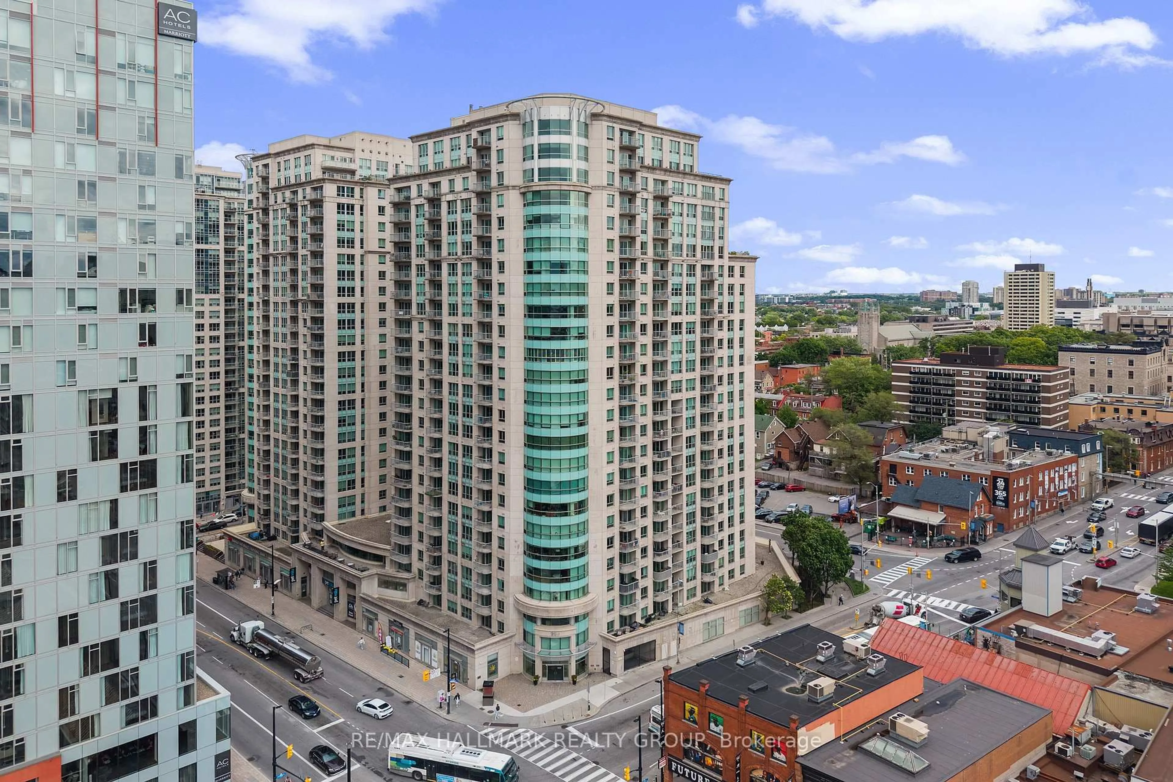 A pic from outside/outdoor area/front of a property/back of a property/a pic from drone, city buildings view from balcony for 200 Rideau St #1702, Ottawa Ontario K1N 5Y1