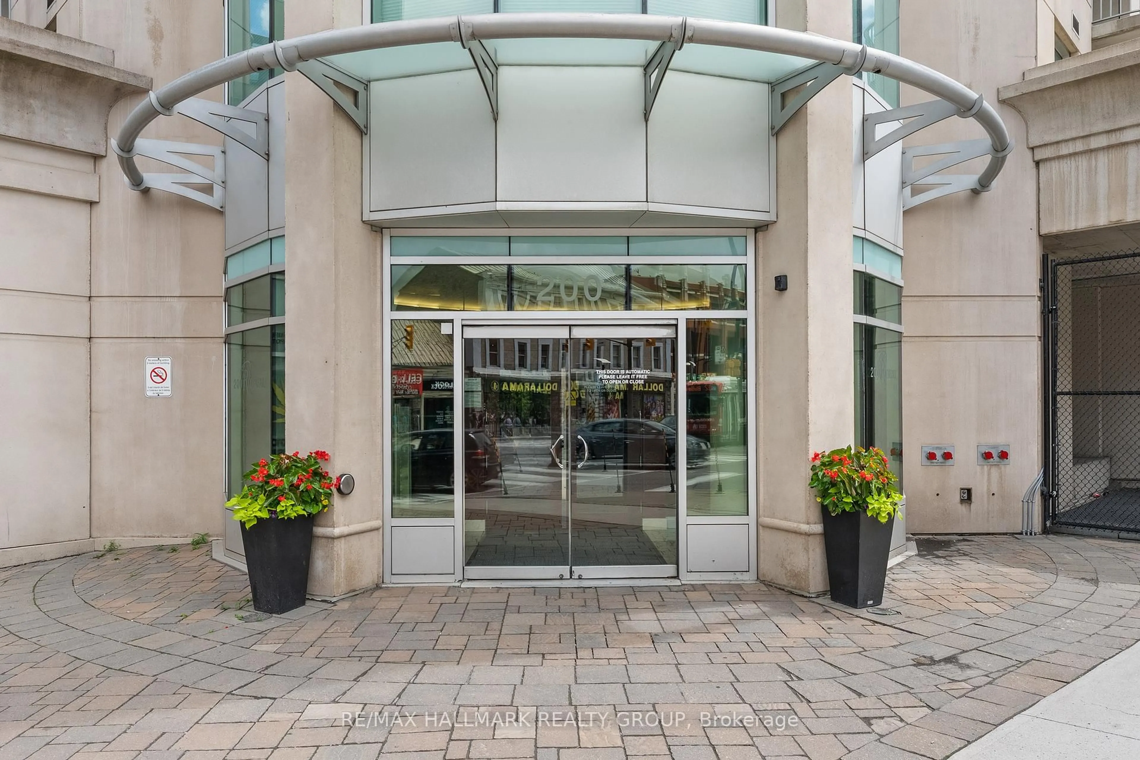 Indoor foyer for 200 Rideau St #1702, Ottawa Ontario K1N 5Y1