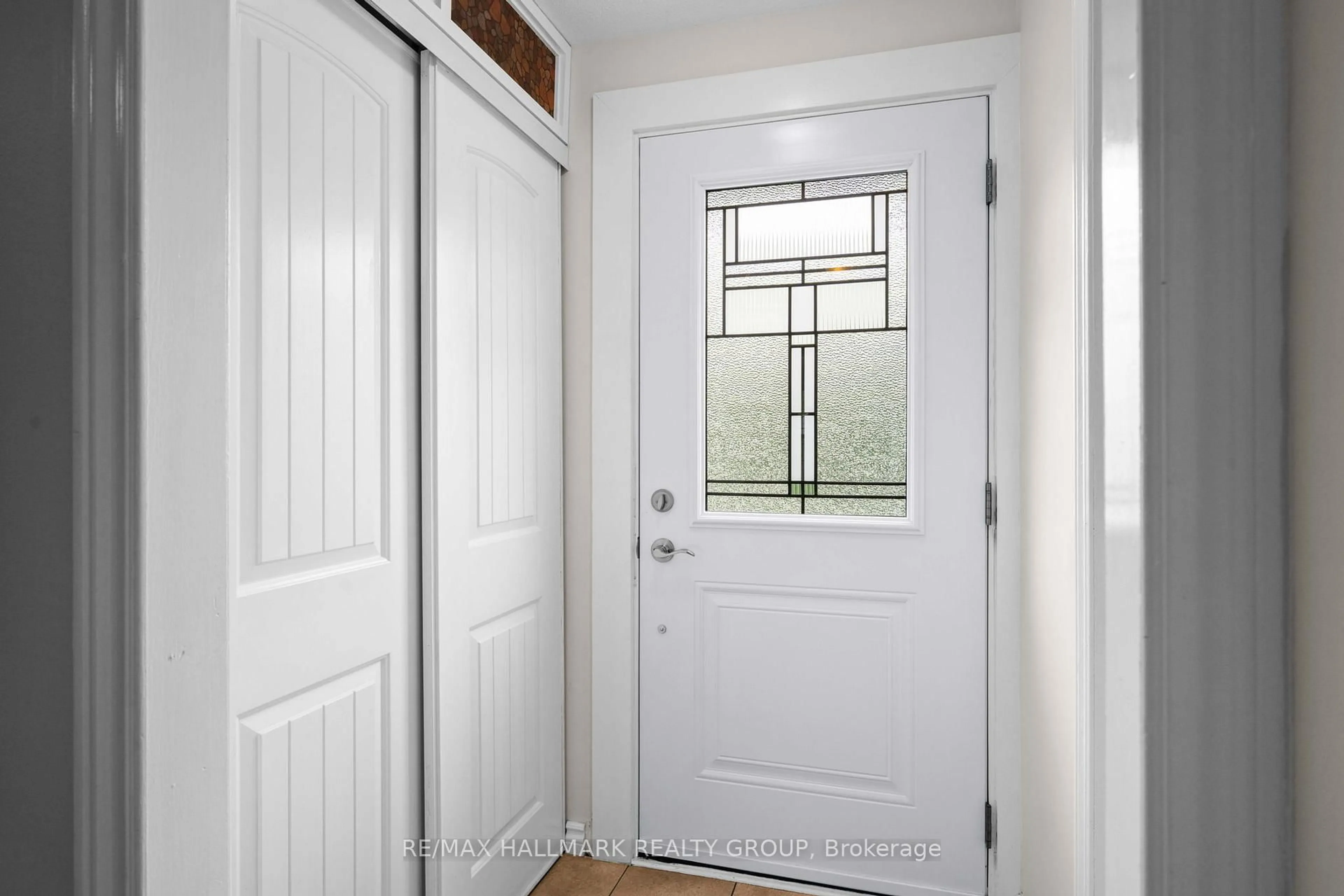 Indoor entryway for 1791 Lamoureux Dr, Ottawa Ontario K1E 2H3