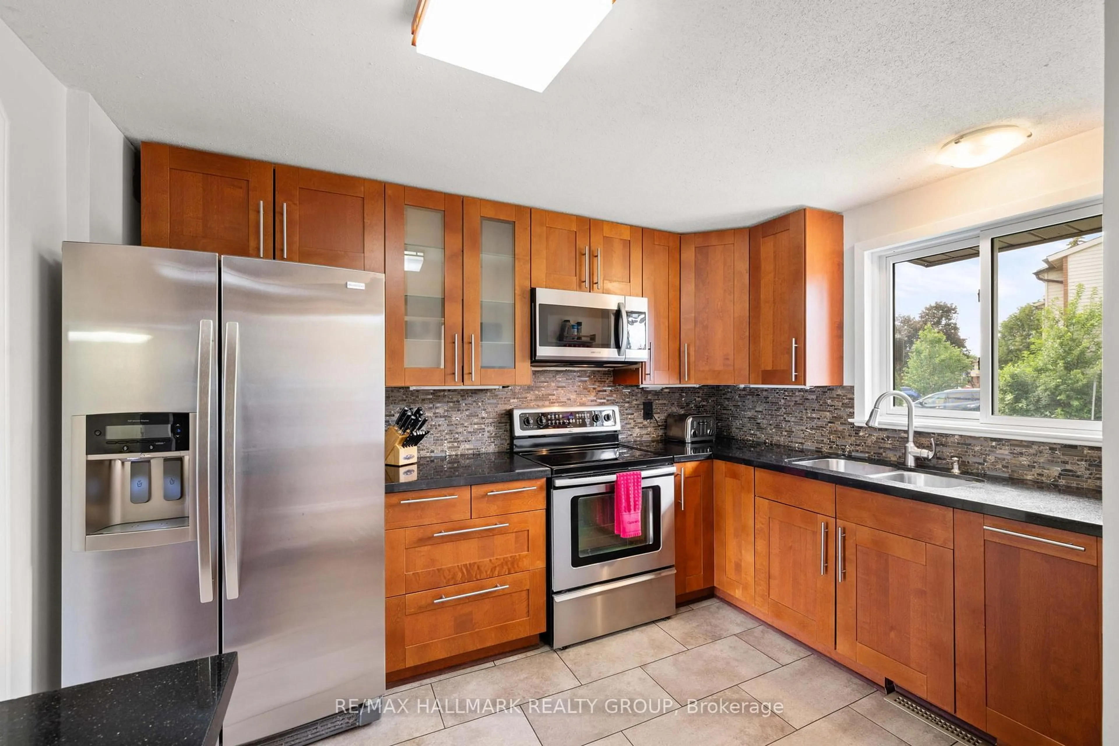 Standard kitchen, ceramic/tile floor for 1791 Lamoureux Dr, Ottawa Ontario K1E 2H3