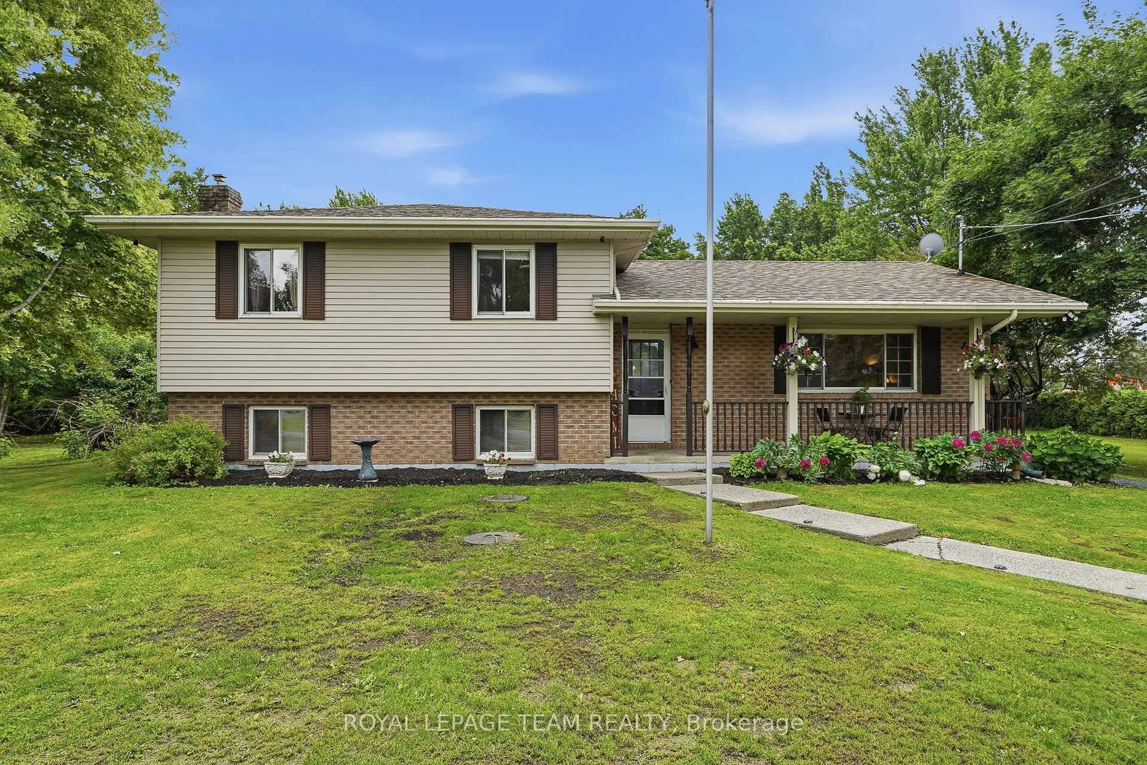 Home with vinyl exterior material, street for 19238 Richmond Crt, South Glengarry Ontario K0C 2E0